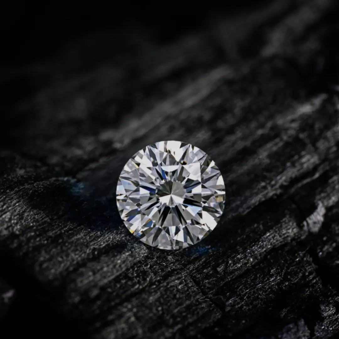 Diamant blanc brillant et saphir étoilé sur fond noir – Gemmes précieuses pour haute joaillerie et bijoux sur-mesure.