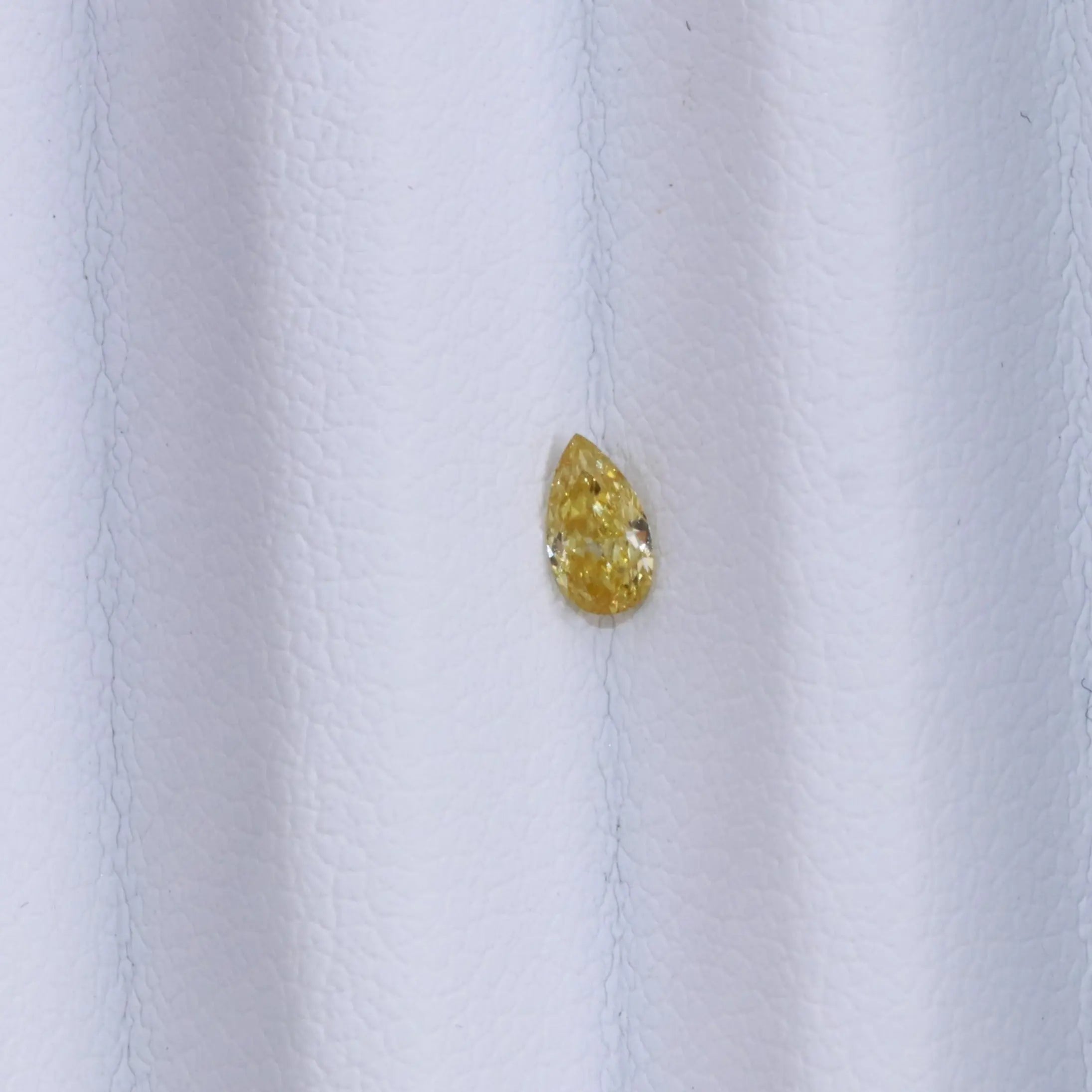 Diamant Jaune 0.13ct Vivid yellow mael-gems