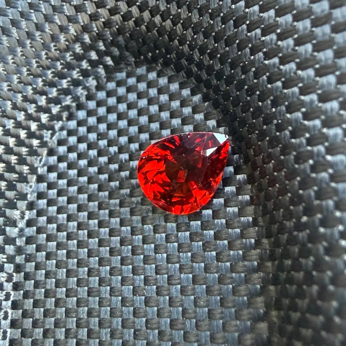 Grenat spessartite naturel rouge orangé taillé en poire, origine Nigeria — pierre précieuse rare sélectionnée par Mael Gems