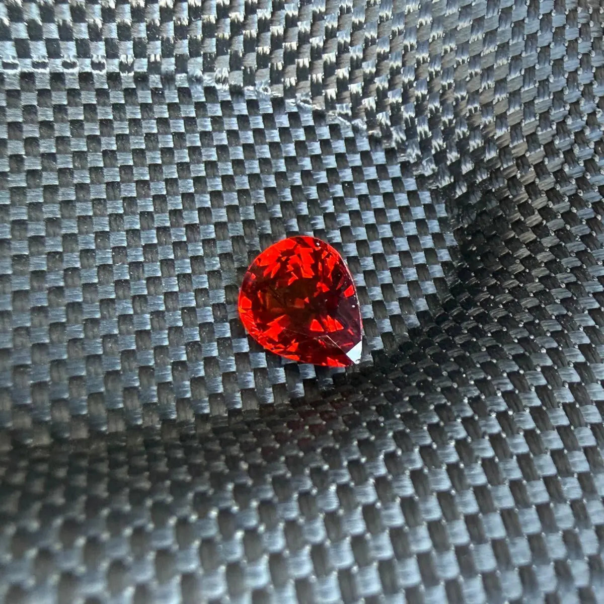 Grenat spessartite rouge feu naturel, vue de dessus révélant l'éclat et la brillance de la gemme — Nigeria, Mael Gems