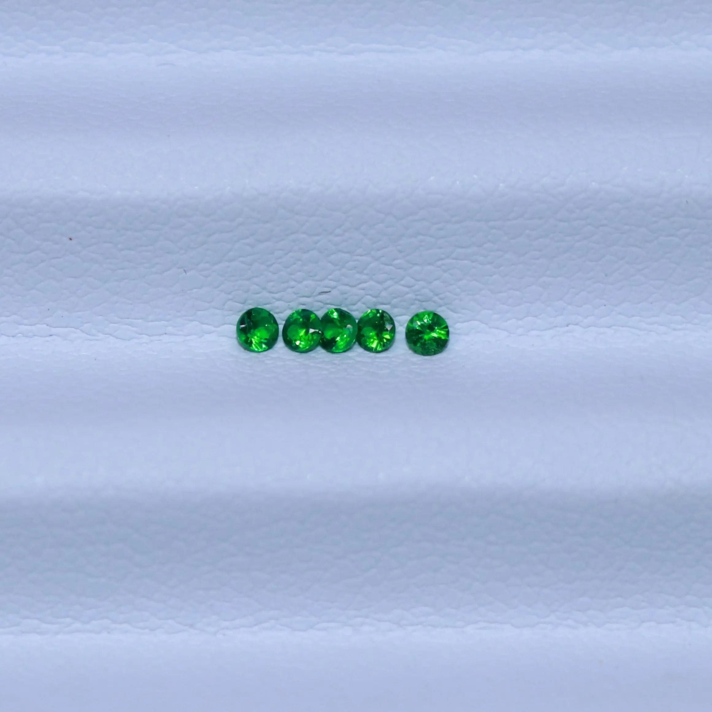 Grenat-Tsavorite-calibrees-1.6mm-Kenya