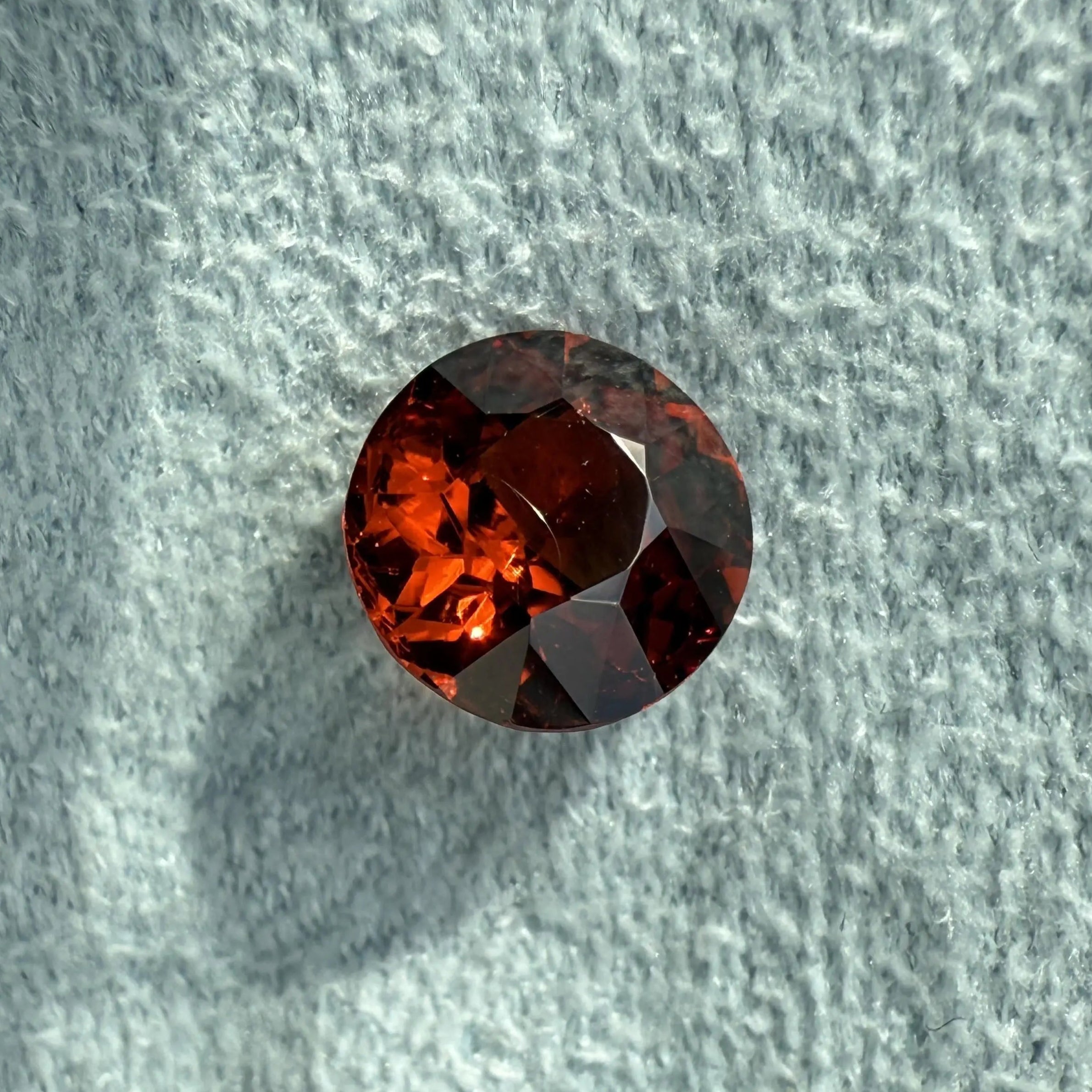Grenat spessartite naturel 1.14 ct tenu sur le doigt pour illustration de taille réelle. Pierre précieuse orange du Nigeria, non traitée.
Des pierres précieuses unique, un service à la pointe et un professionnalisme reconnue, ce sont les mot d'ordre de la maison Mael Gems