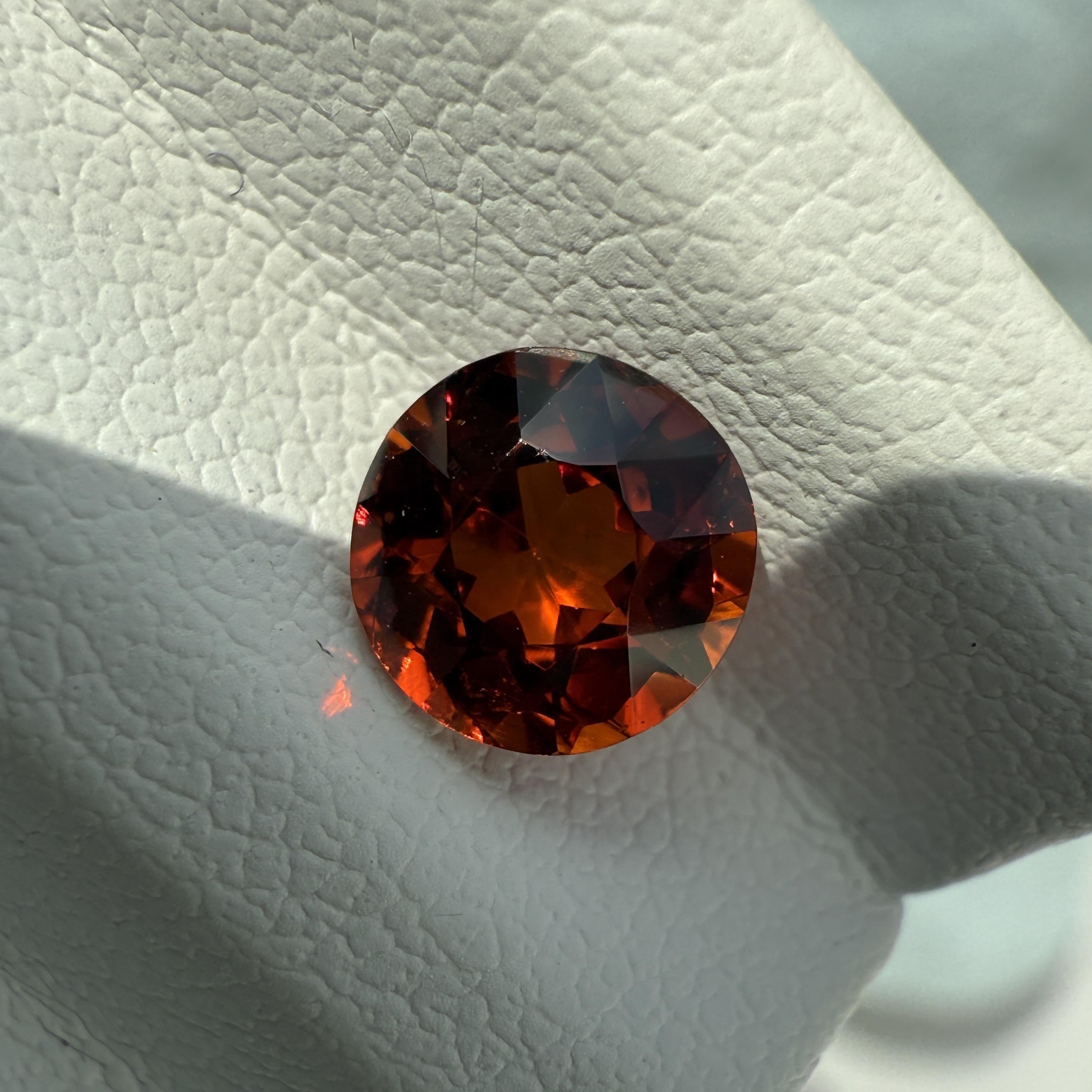 Grenat spessartite 1.14 ct sous lumière directe, mettant en valeur l’éclat naturel et la saturation orangée de cette pierre précieuse rare.
Mael gems, votre négociant en pierres précieuses et pierres fines d'exception. De la terre au bijoux fait sur mesure