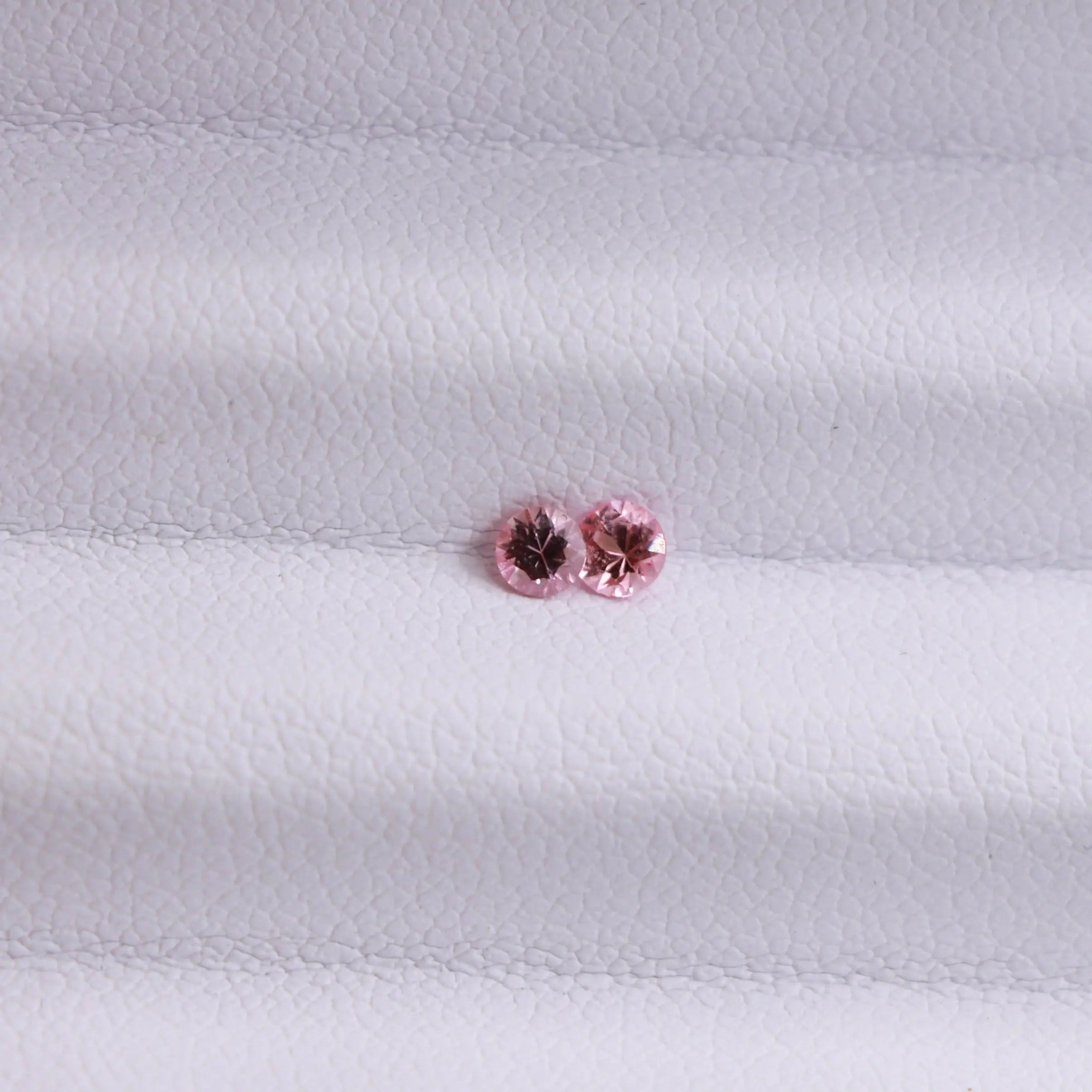 Analyzing image Paire-de-Saphirs-Padparadscha-2.7mm-Mozambique