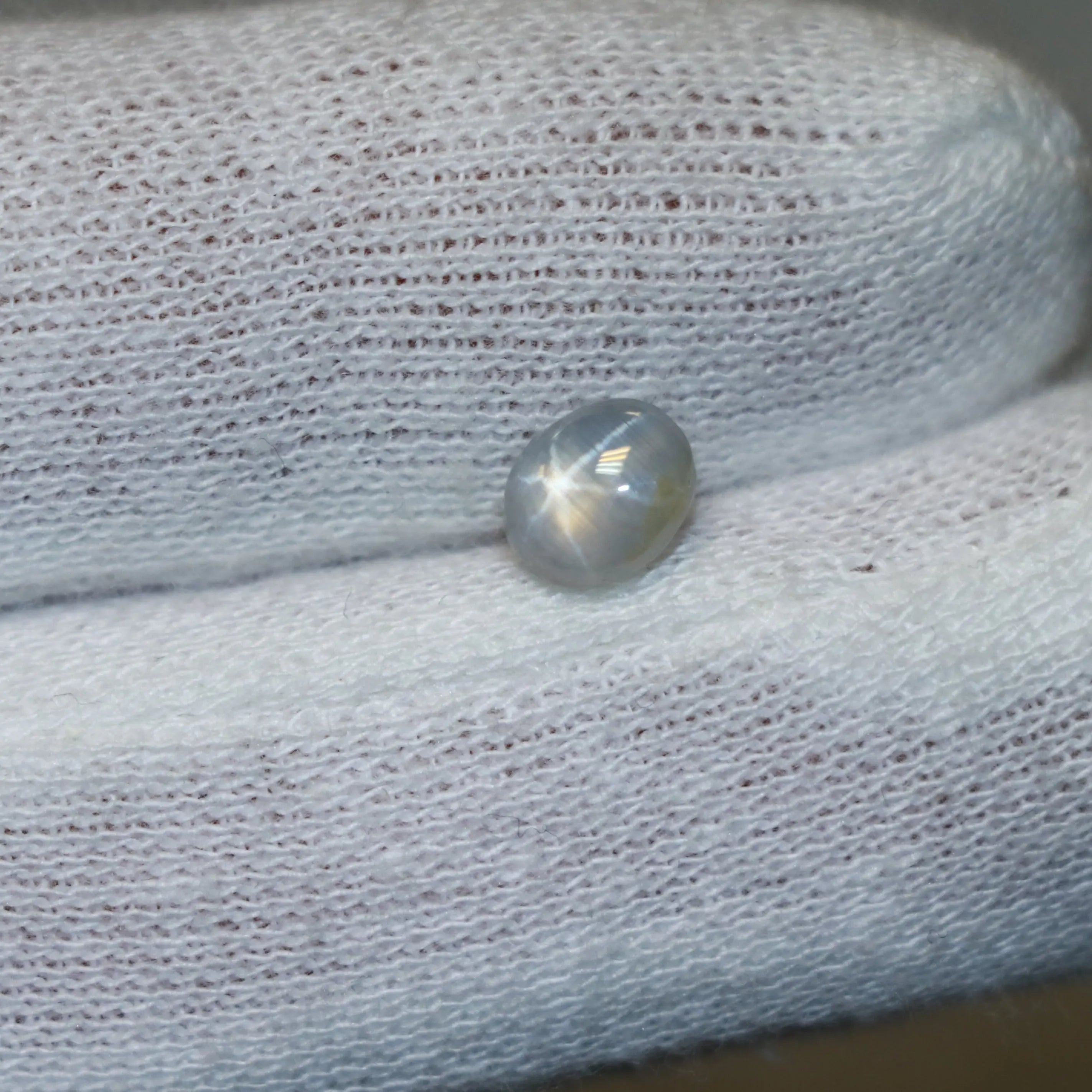 Saphir-Etoile-Blanc-1.74ct-Sri-Lanka-mael-gems