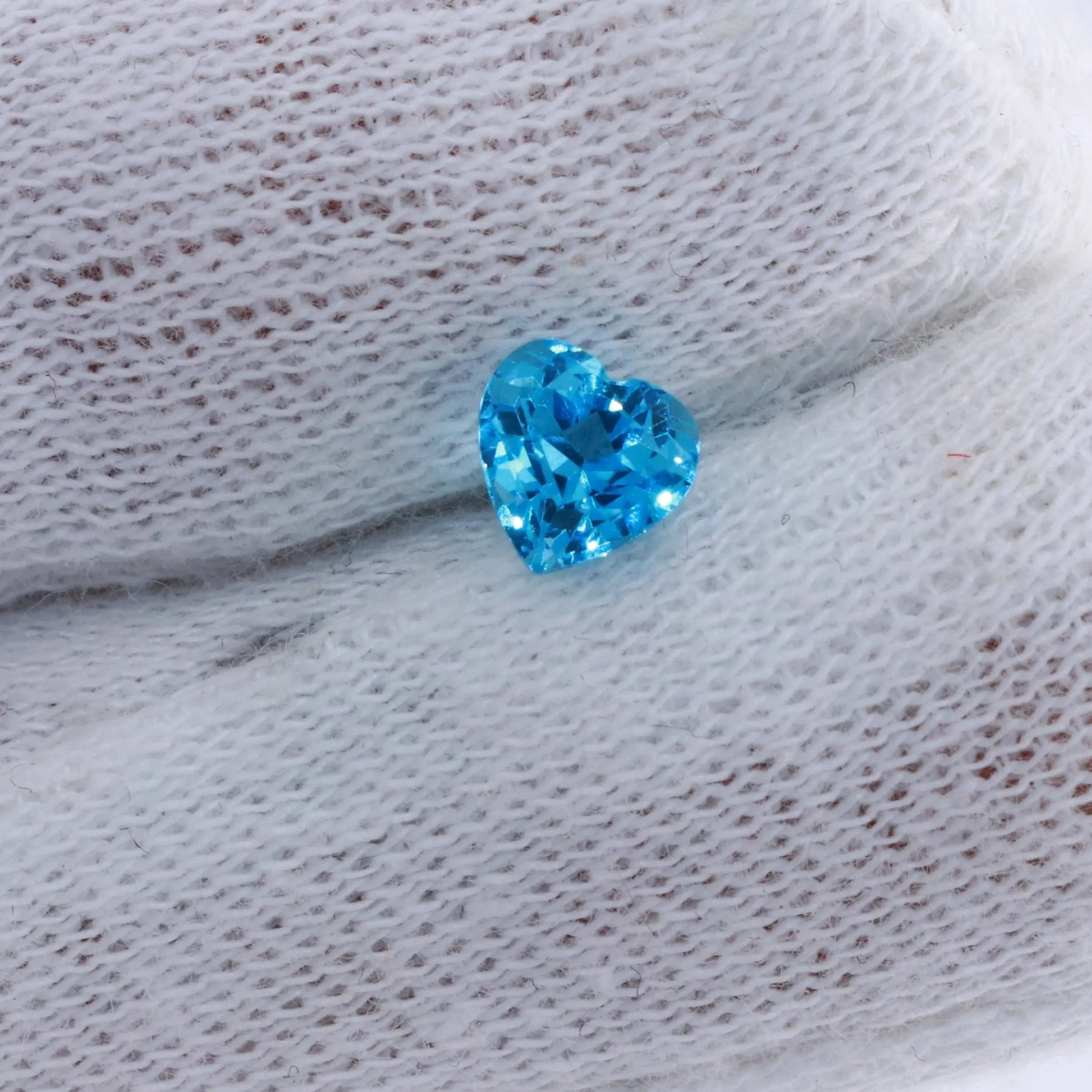 Topaze-Blue-London-Bresil-traitee-1.09-carat-mael-gems