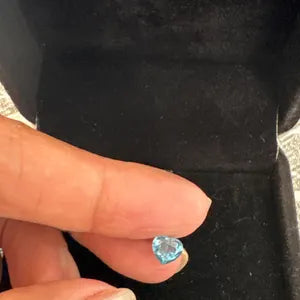 Avis client sur l’achat d’une topaze bleue de Londres, en provenance du Brésil, taillée en forme de cœur et pesant 1,09 carat. Témoignage positif sur l’éclat exceptionnel et la qualité de la gemme, livrée avec un certificat gemmologique. Cette pierre précieuse, idéale pour la joaillerie sur-mesure, s’intègre parfaitement dans une collection ou une création personnalisée.