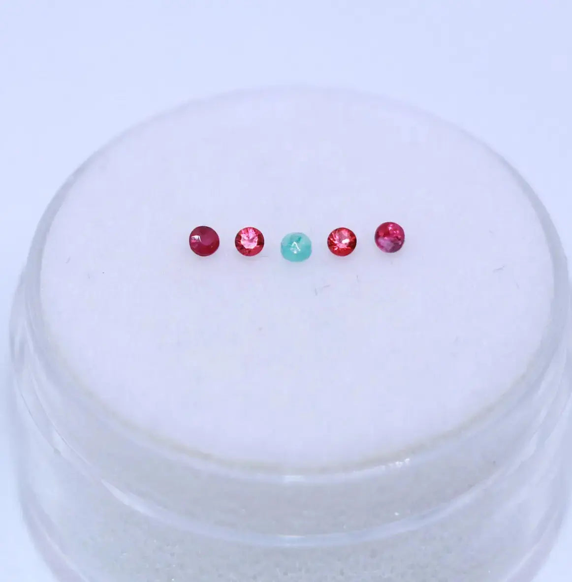 Coffret de 6 pierres naturelles : 1 tourmaline Paraïba, 2 rubis birmans, 2 spinelles roses et 1 grenat démantoïde. Gemmes fines de petite taille.
Mael Gems, pack coffret cadeaux pierres précieuses.