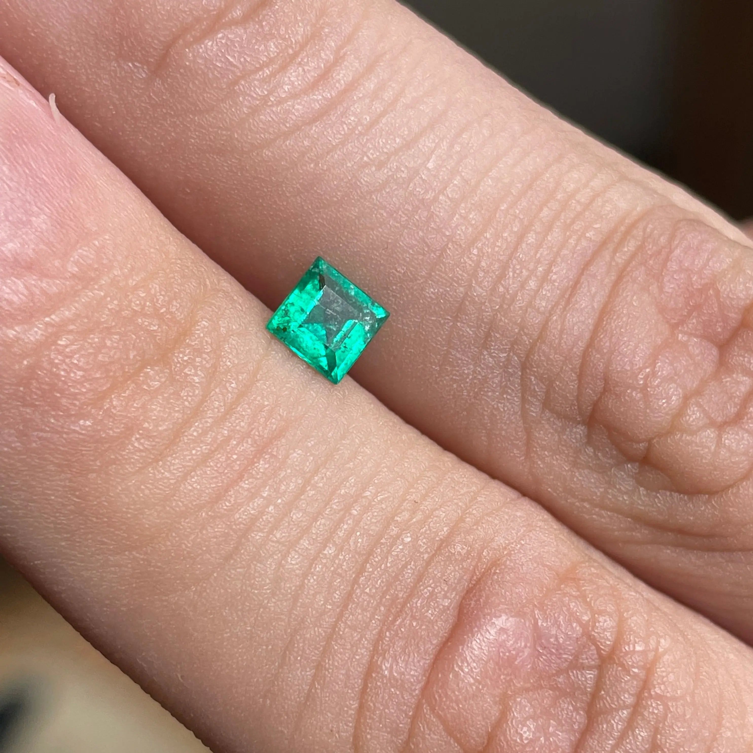 Emeraude-du-Bresil-naturelle-0.33ct
Photographie d'une émeraude verte de 0.33 carat, taille carrée, posée sur le doigt, idéale pour création joaillière – Mael Gems
Pierre exceptionnelle, d'une qualité extraordinaire. Les passionnés de pierres précieuses et d'émeraude devrait être heureux.