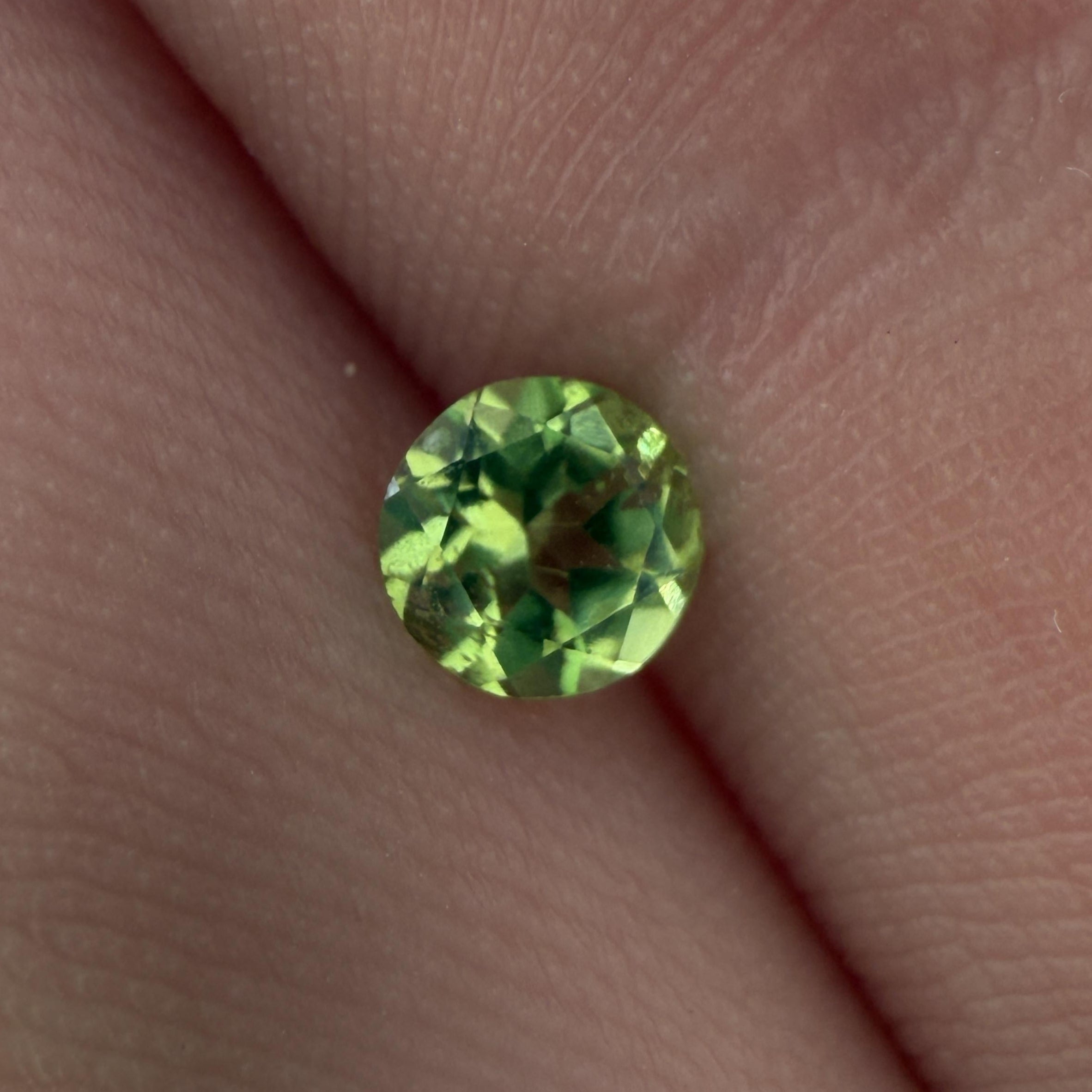 Grenat démantoïde naturel non chauffé, 0.50 carat, d’un vert vif, origine Madagascar. Pierre précieuse rare, idéale pour collectionneurs ou amateurs en gemmologie.
Votre négociant en pierres précieuses Mael Gems.