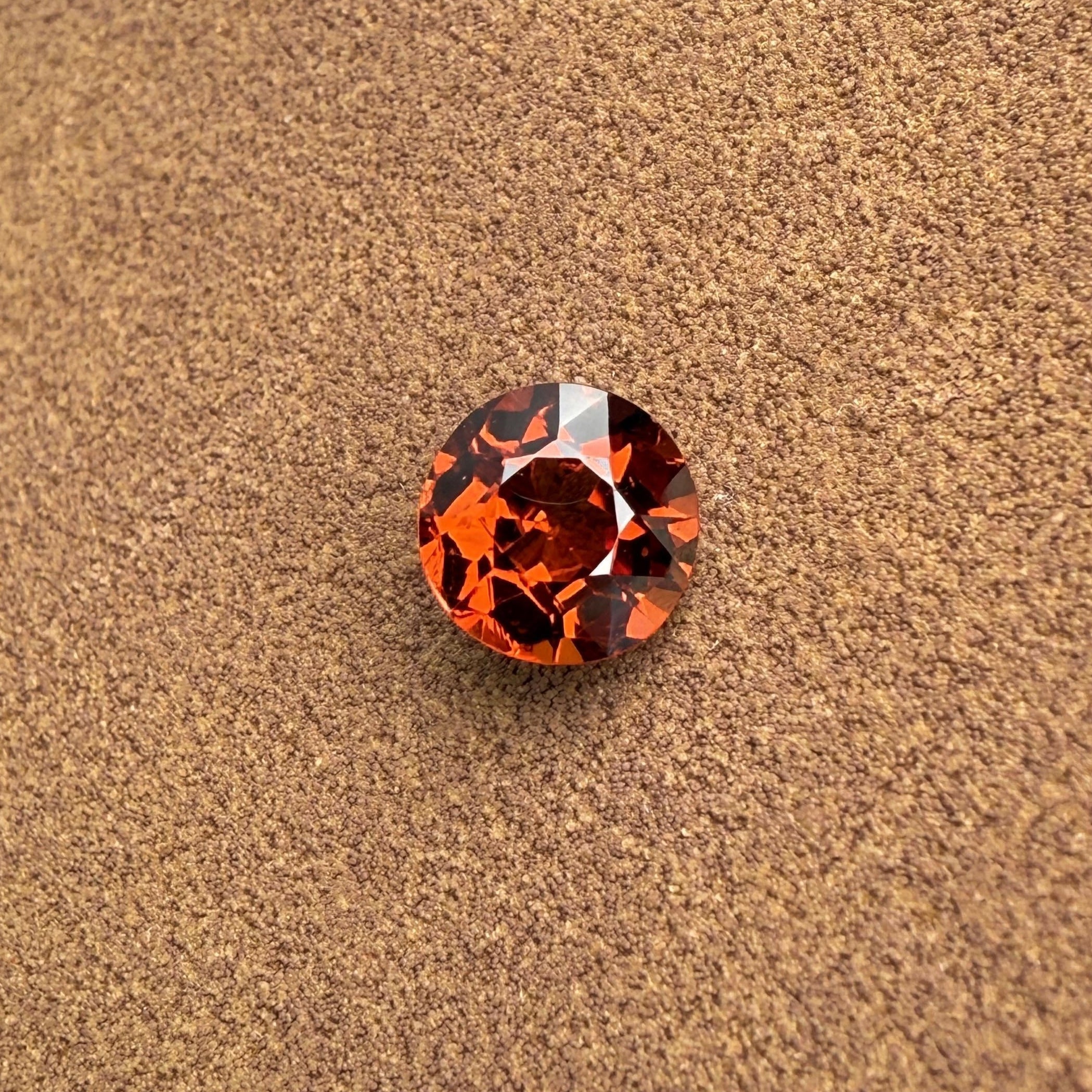 Vue de face du grenat spessartite naturel 1.14 ct, couleur orange Fanta intense, origine Nigeria. Pierre précieuse non chauffée taillée en rond.
Livraison de votre pierre précieuse offerte et rapide. Travailler avec Mael gems est une garantie de qualité.