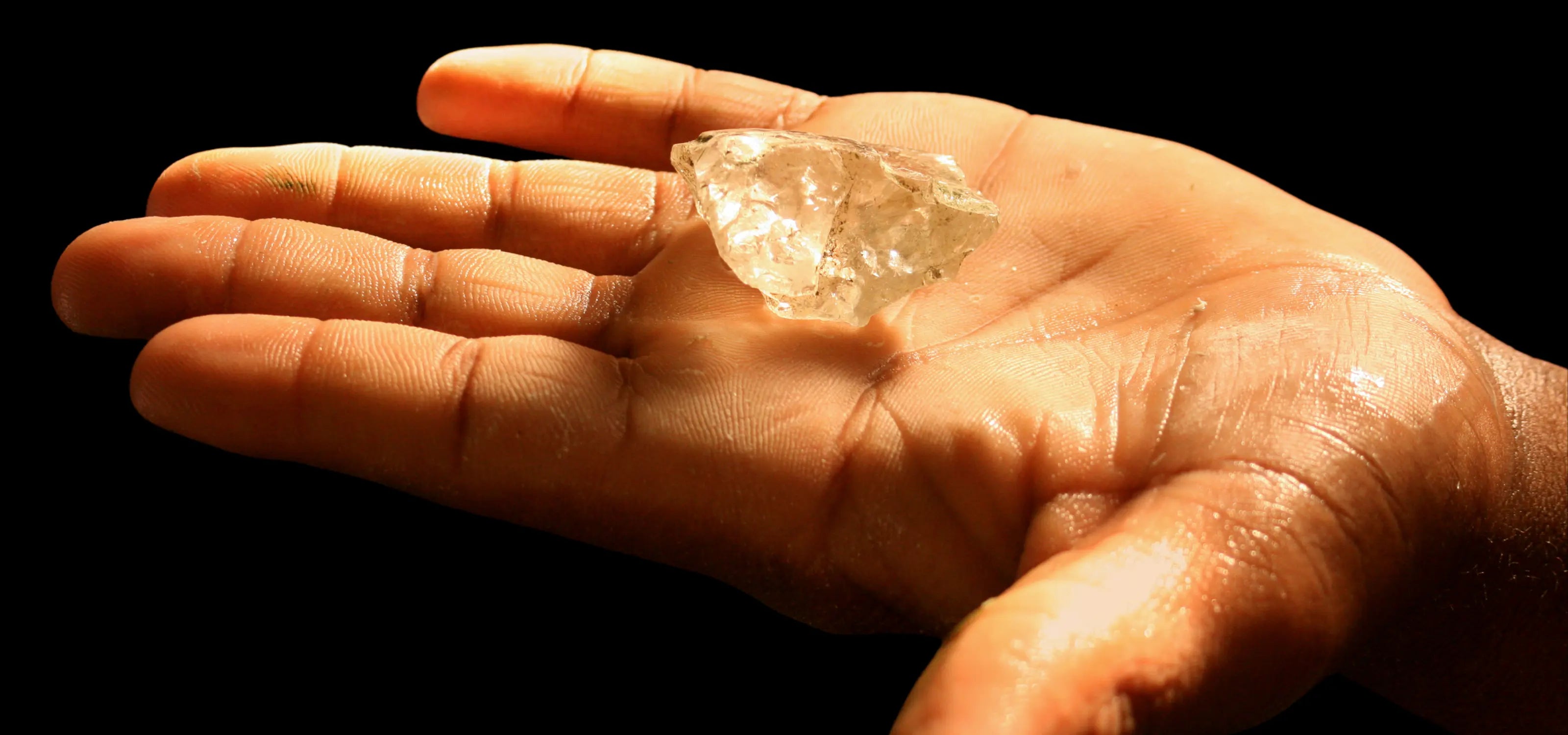 Pierre précieuse brute de grande taille, tenue dans une main sous éclairage chaud. Cette gemme naturelle non taillée reflète l’éclat authentique et l’origine minérale d’une véritable pierre précieuse, idéale pour la joaillerie artisanale ou les collections de gemmes rares.
Mael Gems négociant en pierres précieuses depuis 2021.