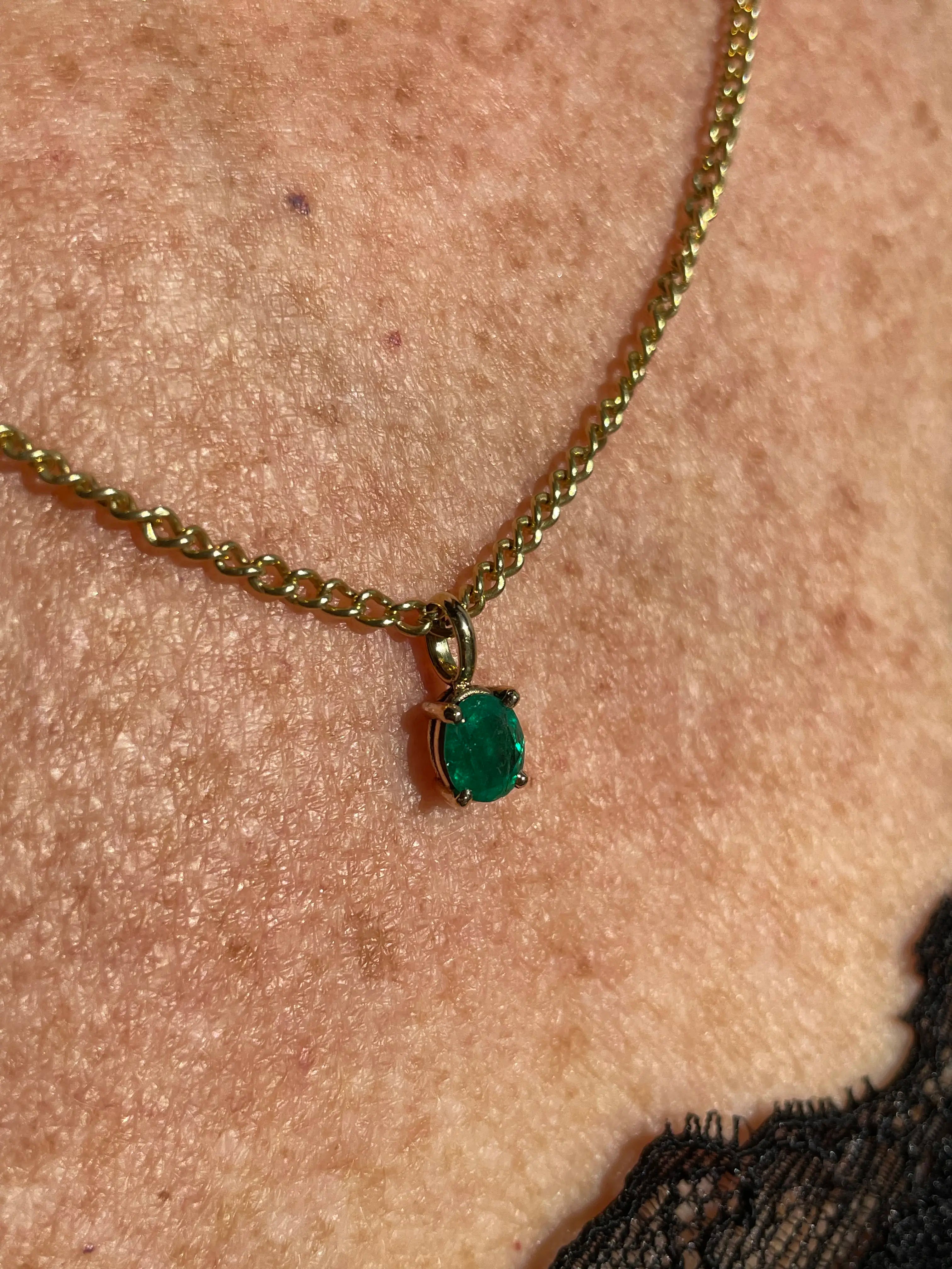 Pendentif sur-mesure en or jaune orné d’une émeraude ovale, un bijou élégant et intemporel conçu pour sublimer chaque tenue.