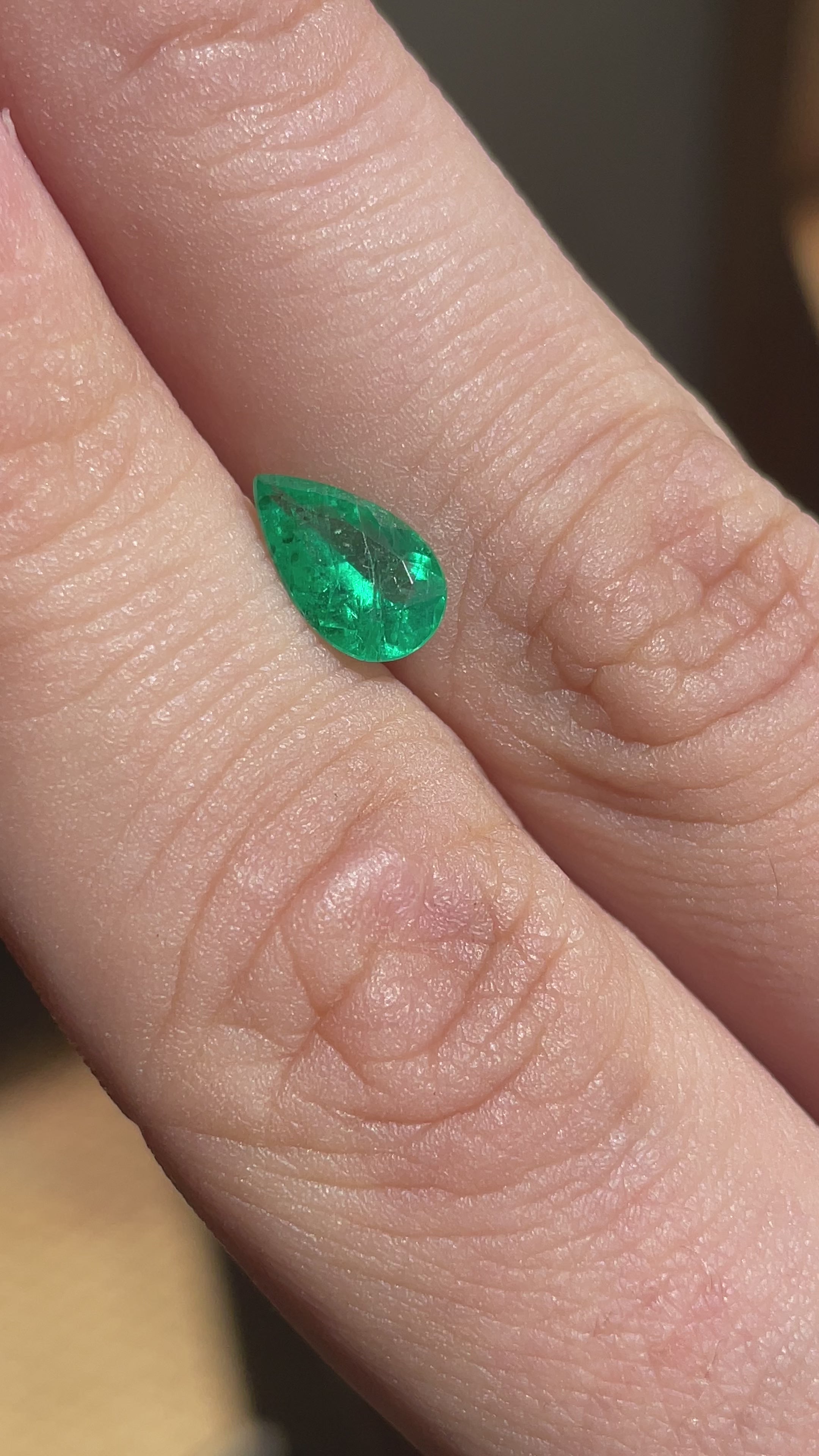 Vue latérale de l’émeraude taille poire 0.87ct – lumière naturelle