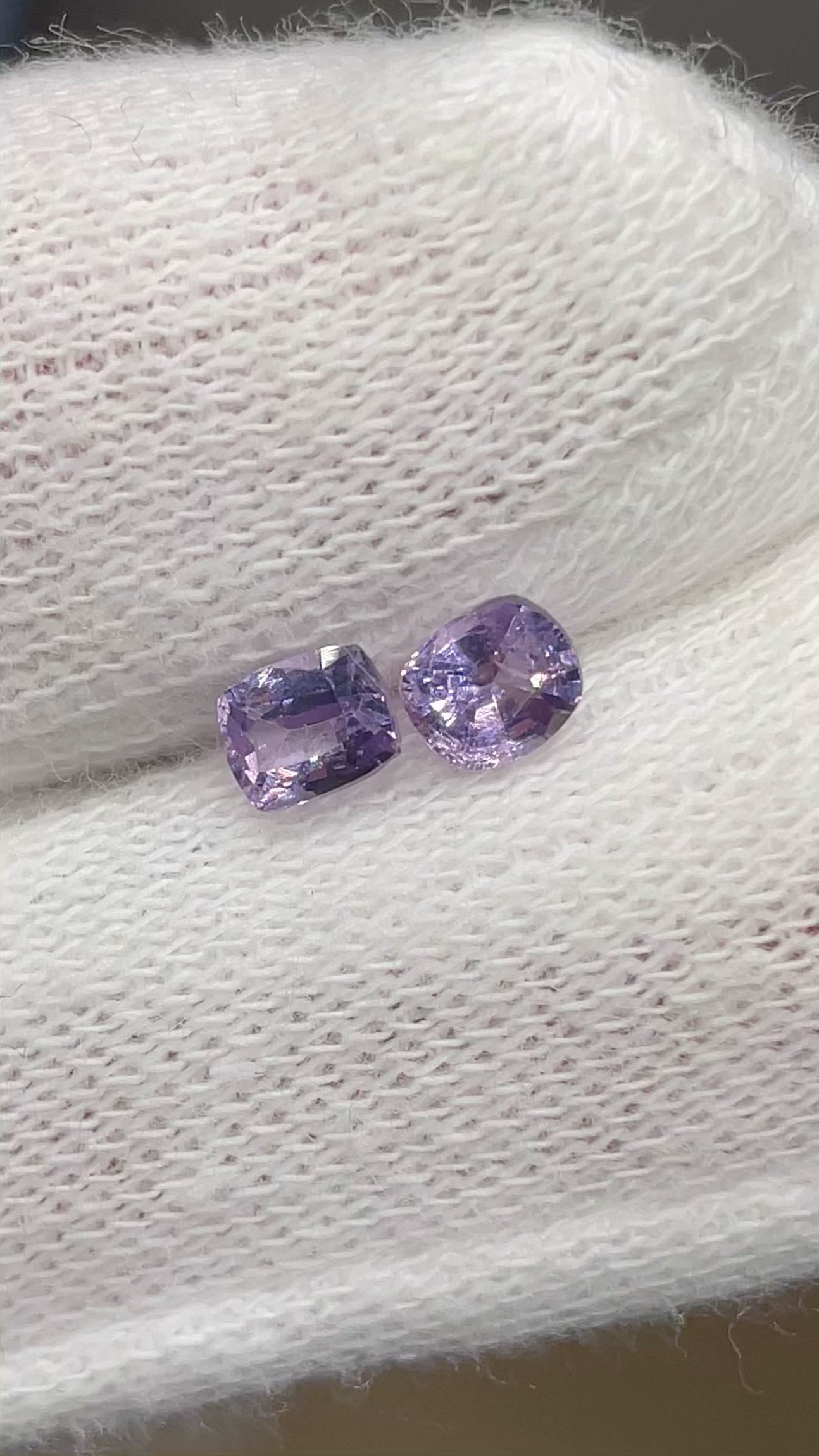 Duo de spinelles lavande naturels, non chauffés, taille coussin, 0.84 carat au total, origine Afghanistan. Pierres précieuses violettes rares pour collection ou création joaillière.
Duo de pierres précieuses d'une qualité exceptionnelle disponible en exclusivité chez Mael Gems. Vous ne les trouverez nul part ailleurs.