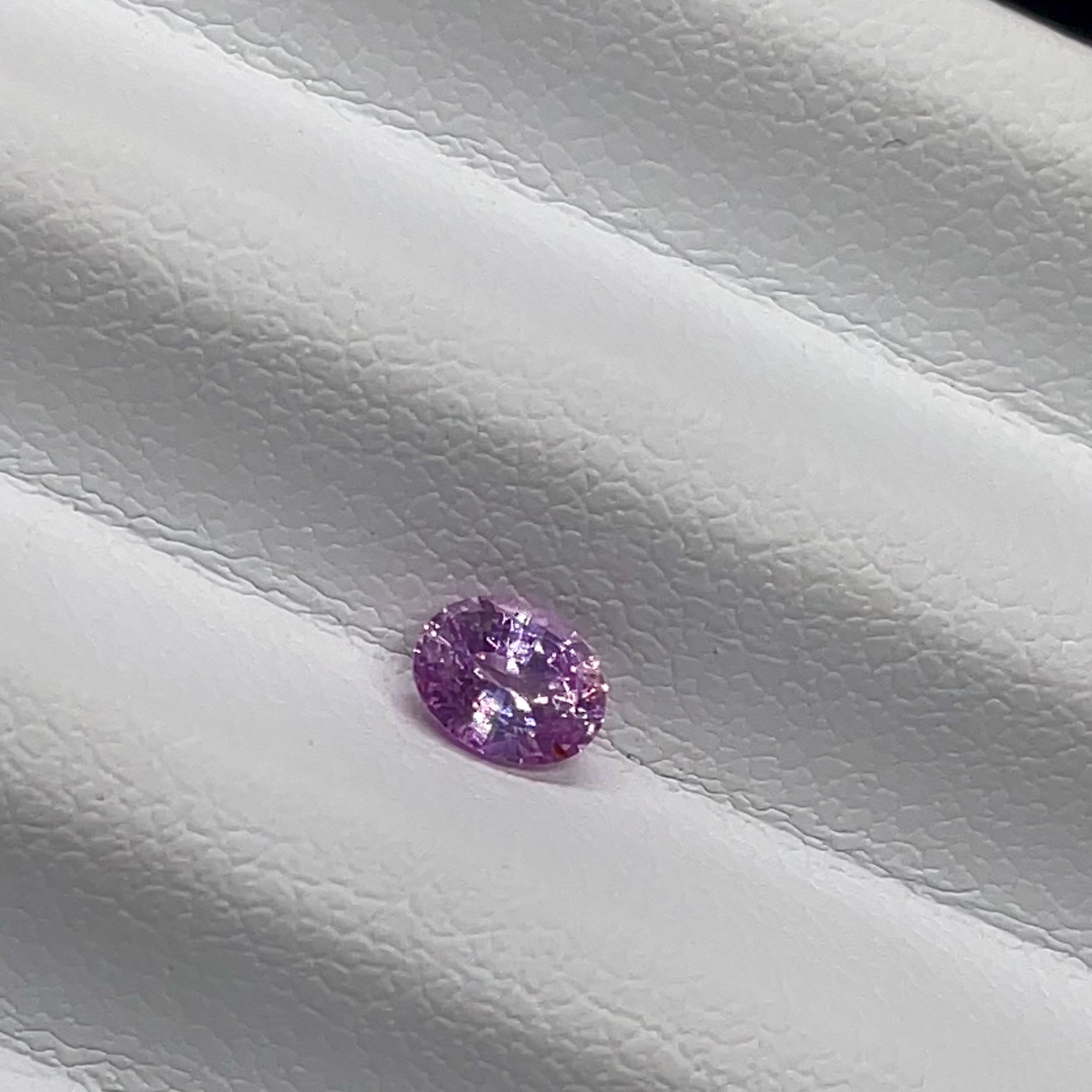 Présentation vidéo du saphir rose 0.40 ct naturel, non chauffé.
Pierre précieuse exceptionnelle