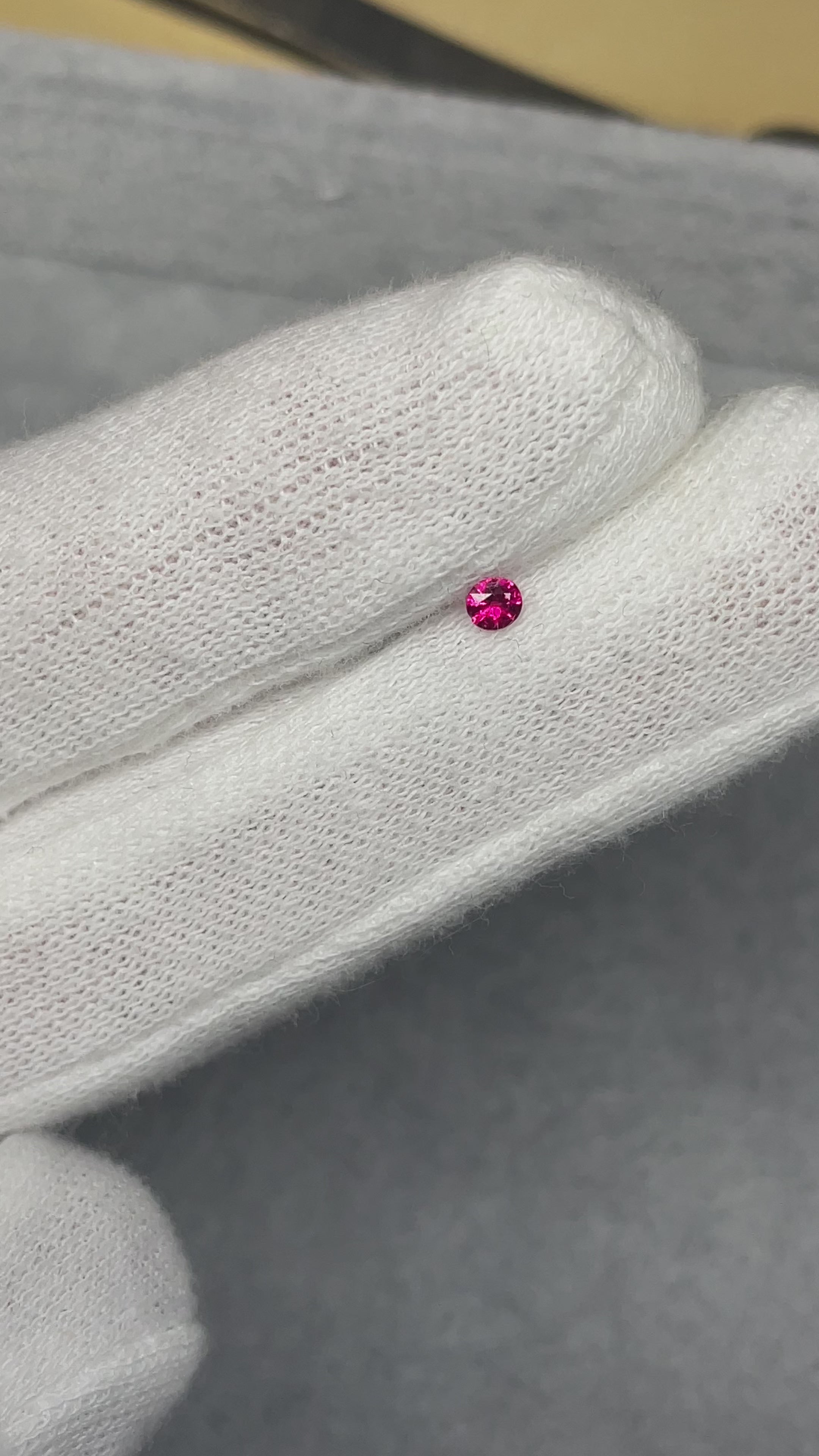 Vidéo du spinelle rouge de 3mm, mis en mouvement sur tweezers pour visualiser son éclat et sa brillance – Mael Gems