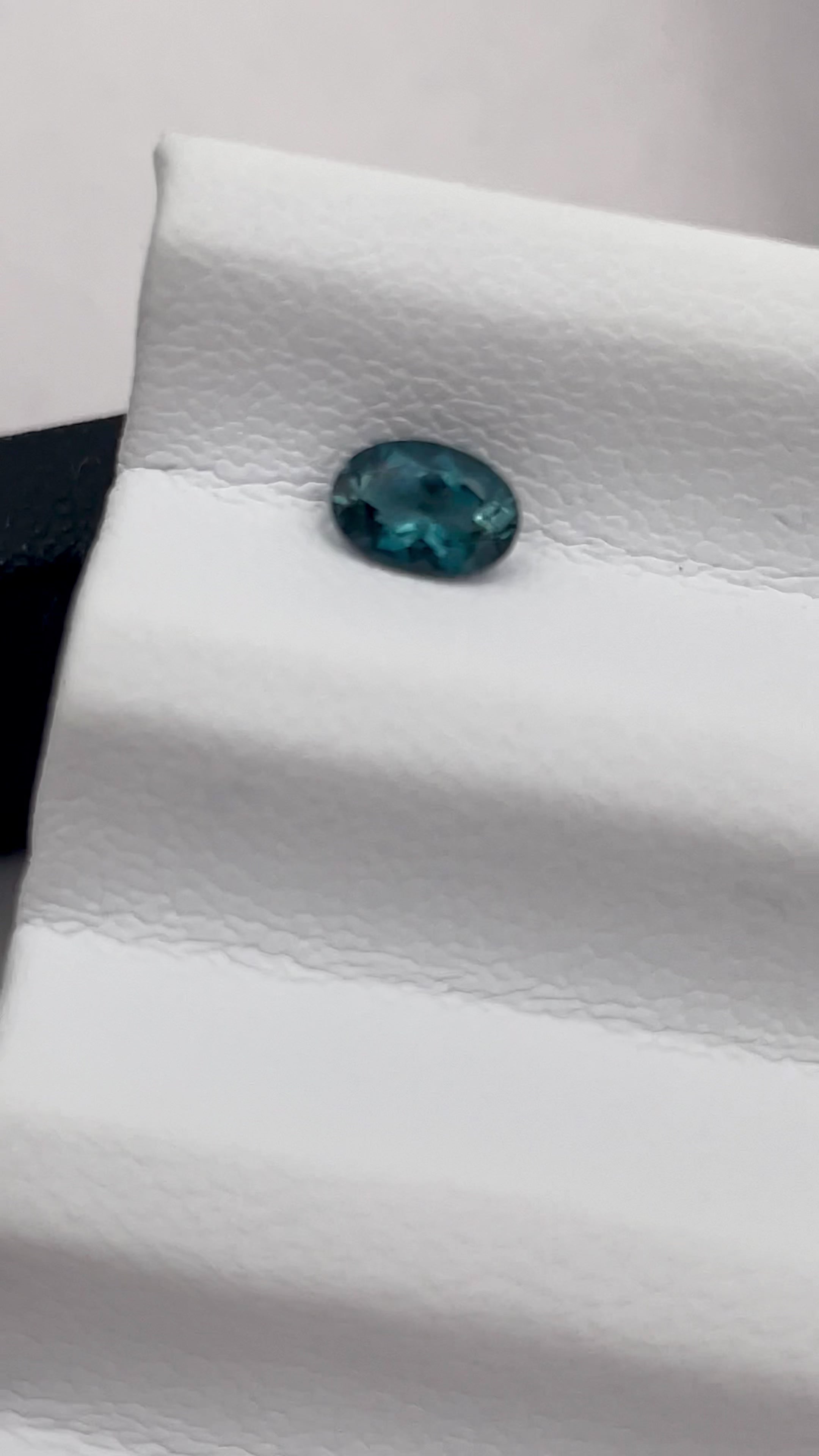Vidéo de présentation d’une tourmaline Paraiba naturelle de 0.27ct, montrant la brillance et la teinte bleu cobalt sous différents angles et lumières.
Pierre précieuse disponible sur maelgems.com
