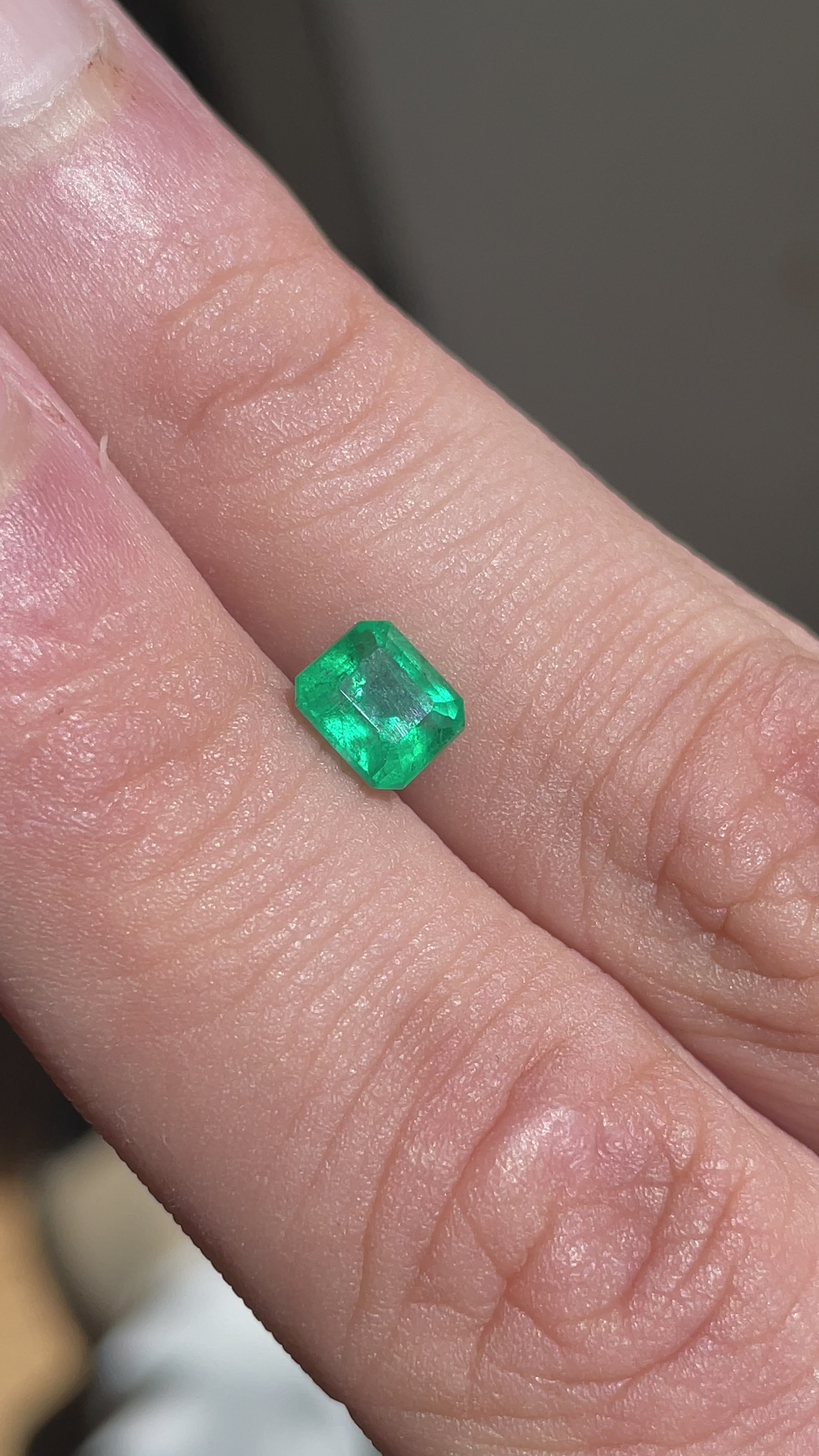 Émeraude 1.02ct portée sur la main pour visualiser ses proportions – Mael Gems