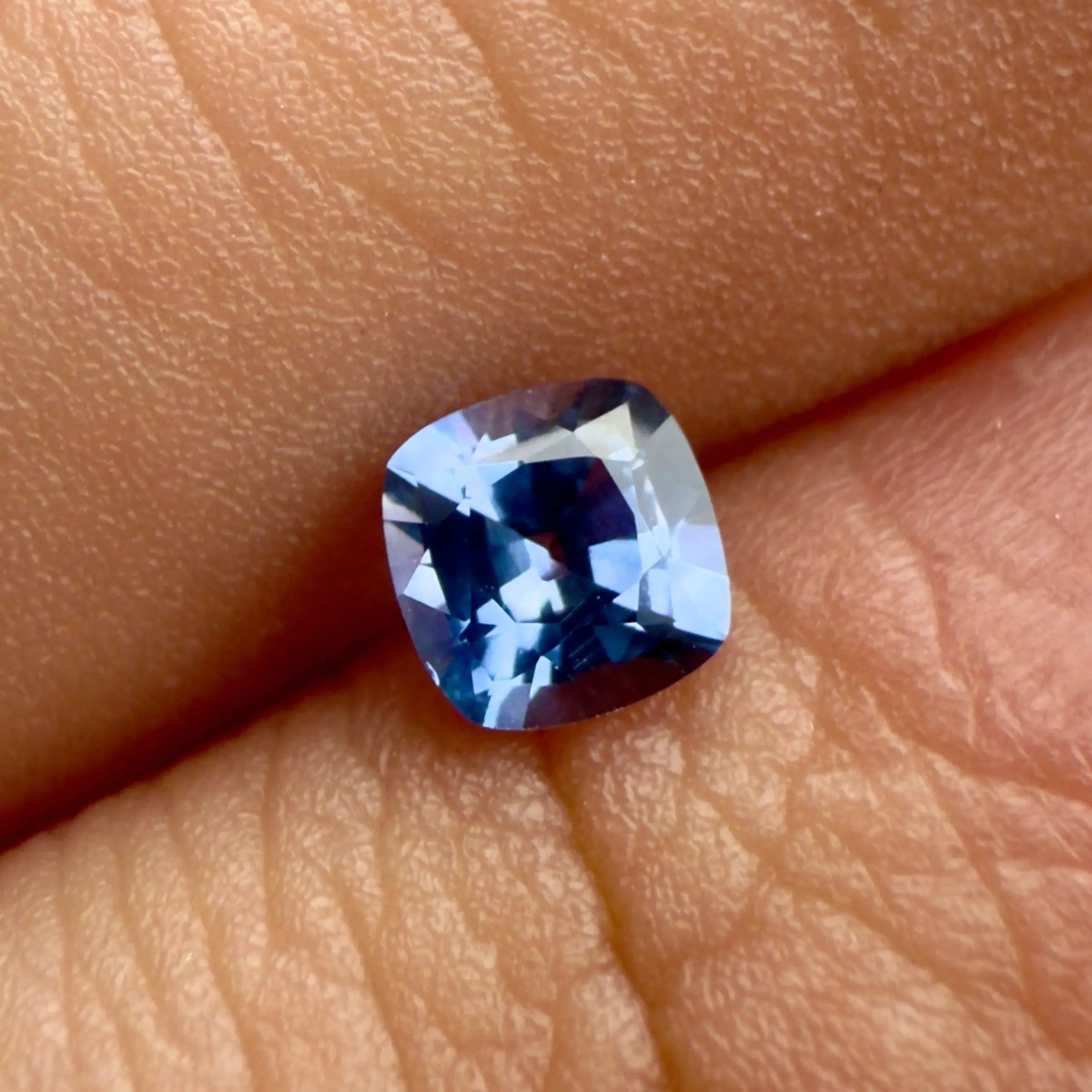 Saphir bleu naturel de Birmanie, 0.52 carat, non chauffé, clarté Loupe Clean, taillé en coussin. Pierre précieuse rare à l’éclat exceptionnel.
Encore une fois la maison Mael Gems nous surprends avec une pierre précieuses exceptionnelle loupe clean.
