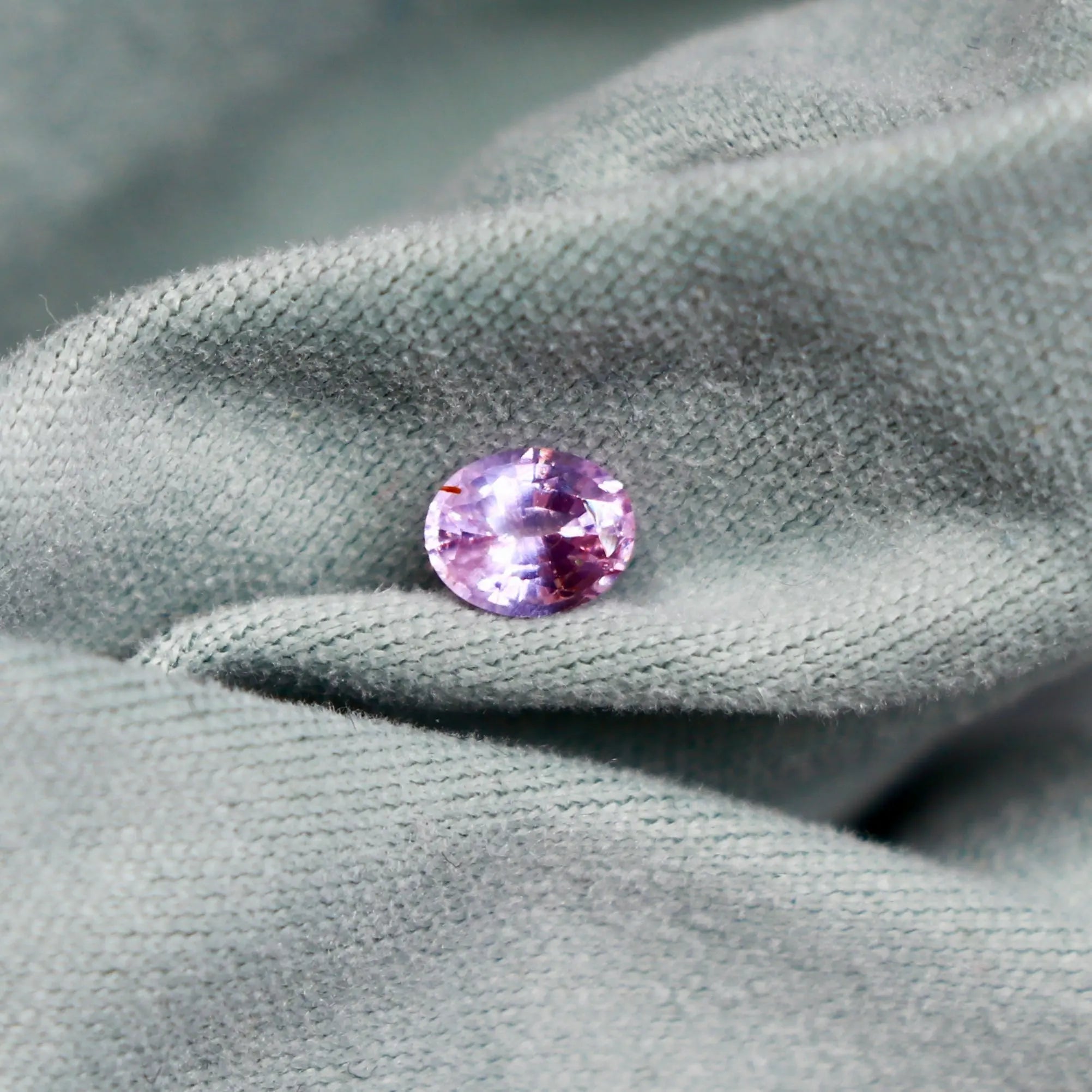 Saphir Padparadscha 0.40 carat Non Chauffé Sri Lanka mael-gems. Vue rapprochée d’un saphir rose-violet non chauffé de 0.40 carat.
Pierres précieuses d'exception mael Gems