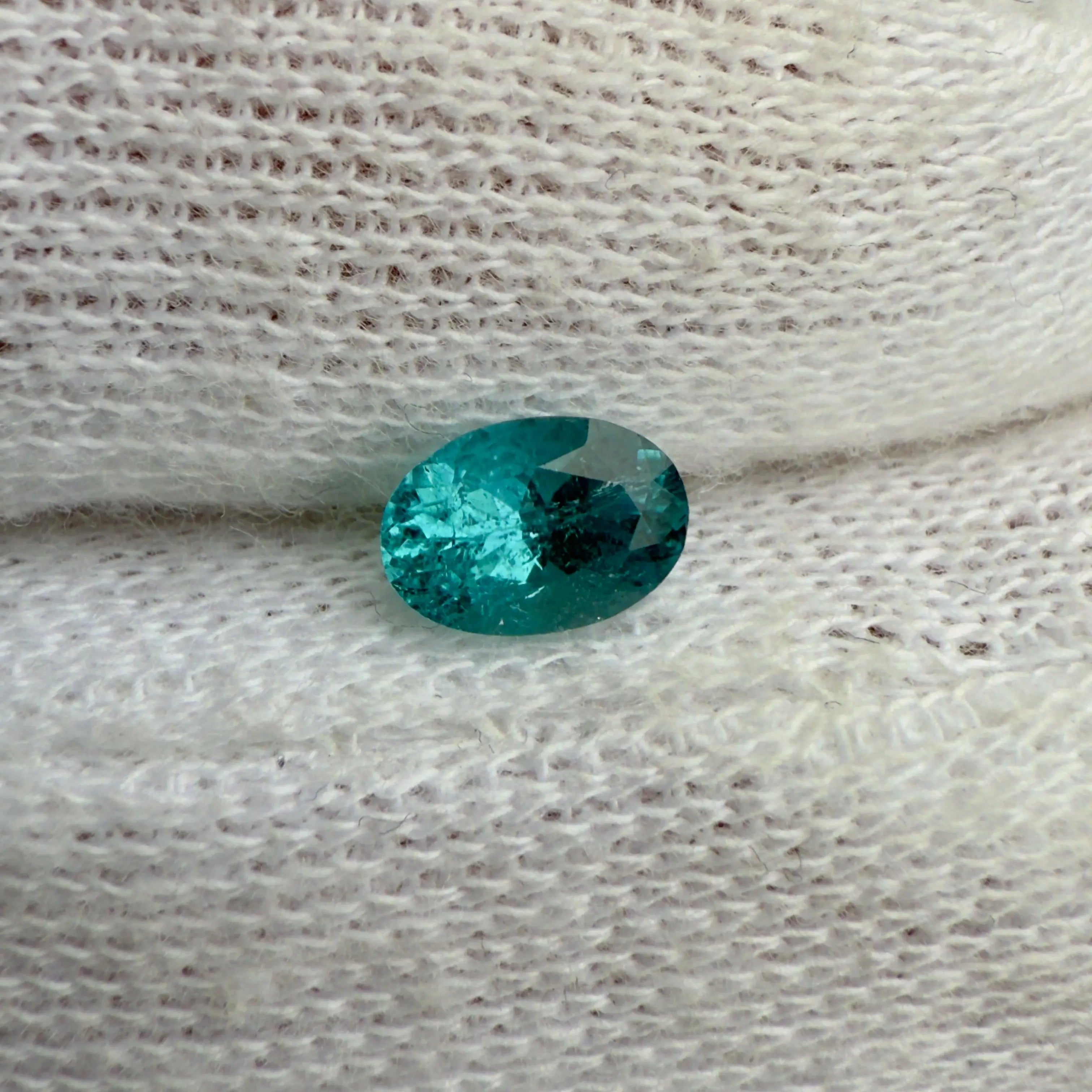 Tourmaline Paraïba naturelle de 0.78 ct, couleur bleu néon, taille ovale, origine Mozambique. Pierre précieuse rare et lumineuse, sur demande.
Pierres précieuses mael gems