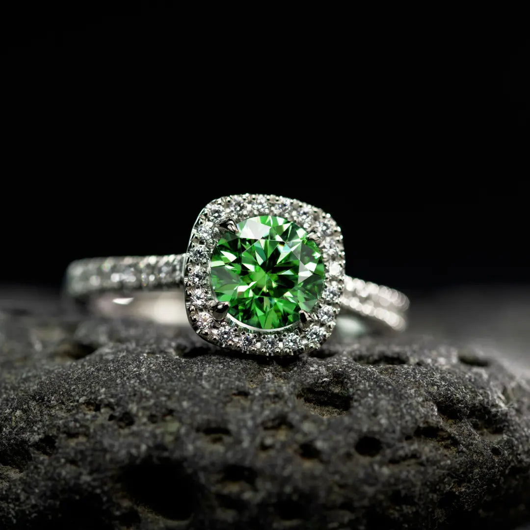 Bague sur mesure en or blanc, réalisée avec un savoir-faire artisanal d’exception. Ce bijou unique est serti d’une pierre précieuse verte éclatante, sublimée par un pavage de diamants scintillants. Chaque création artisanale est conçue avec précision pour offrir un design raffiné et intemporel, reflétant l’élégance et la personnalité du client.