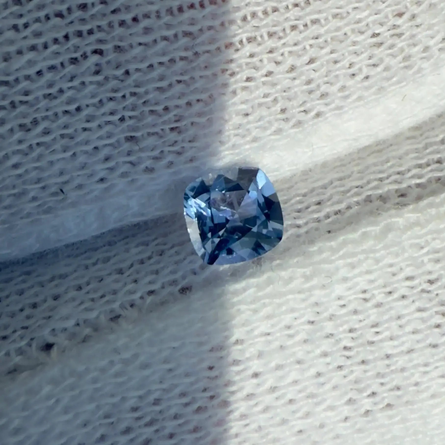 Saphir Naturel de Birmanie – 0.52 ct – Loupe Clean mael-gems