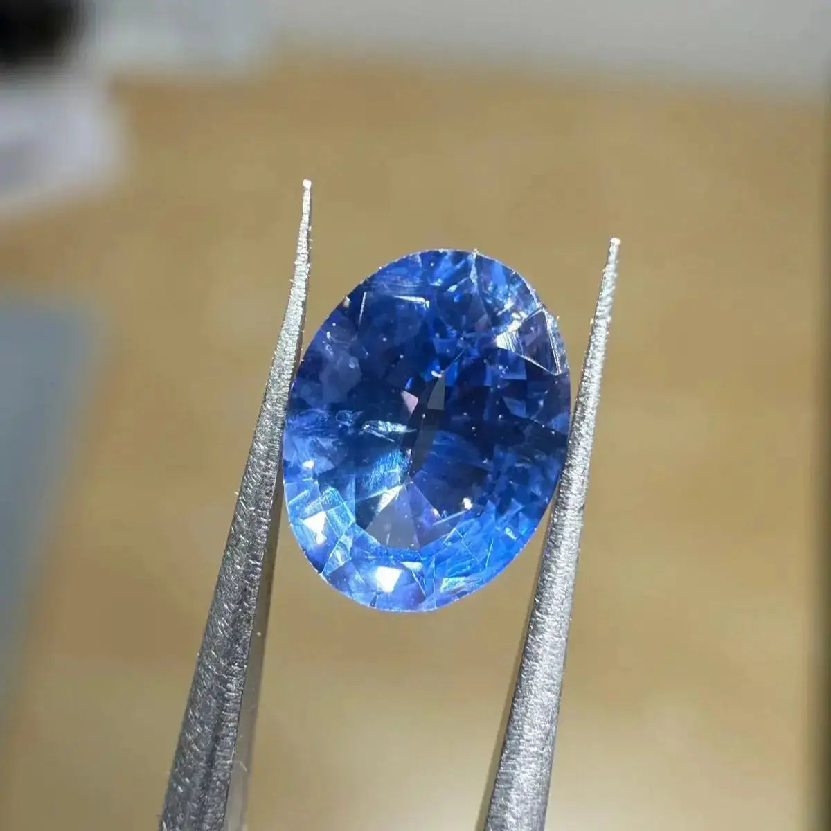 Saphir naturel de Ceylan 0.70 carat, chauffé, forme ovale, couleur bleu profond, origine Sri Lanka.

Pierre précieuse exceptionnelle en exclusivité chez Maelgems.com