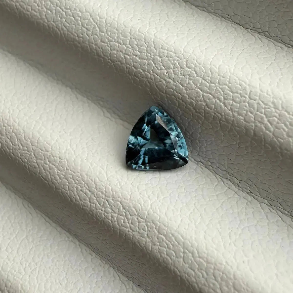 Spinelle naturel bleu 0.73 ct, forme trillion, non chauffé, origine Birmanie. Pierre précieuse rare, idéale pour collection ou joaillerie. Disponible en exclusivité sur notre site www.maelgems.com . Venez découvrir nos collection de pierres précieuses d'exception.

