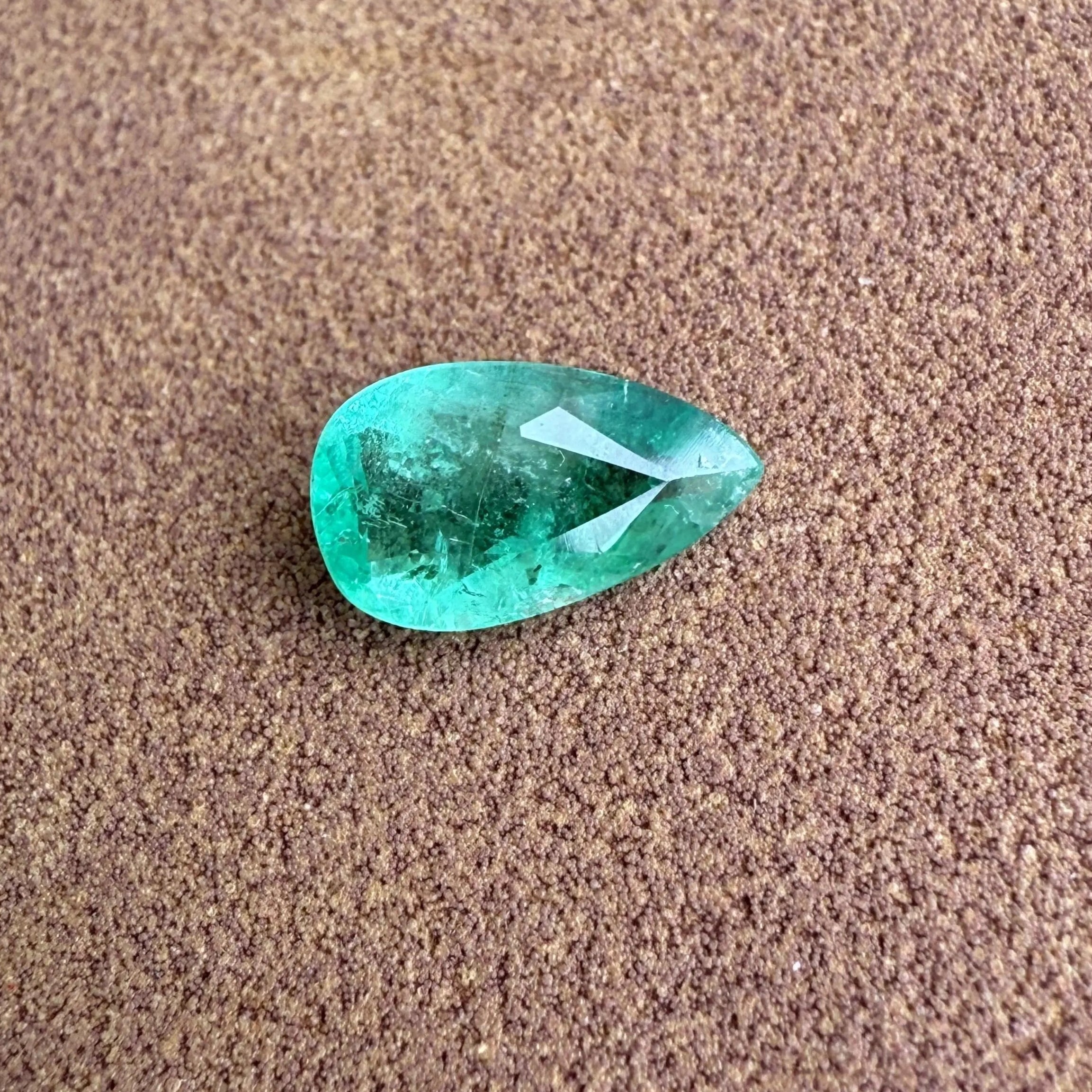 Émeraude naturelle 0.87ct Brésil mael-gems.
Émeraude verte 0.87ct taille poire – vue de face sur fond naturel – Mael Gems