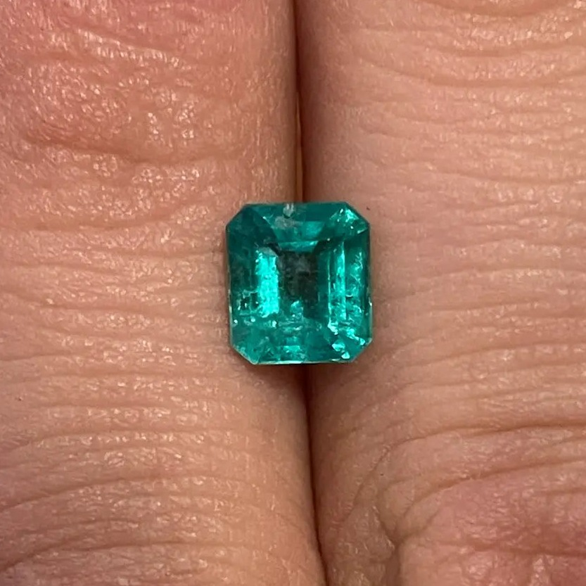 Émeraude naturelle de Russie de 1.02 carat, vert intense, traitement mineur, taillée en rectangle, vendue avec certificat ALGT – Mael Gems.

Pierre précieuses naturelle, d'une qualité exceptionnelle. Prix sur demande, disponible en exclusivité chez Male Gems.