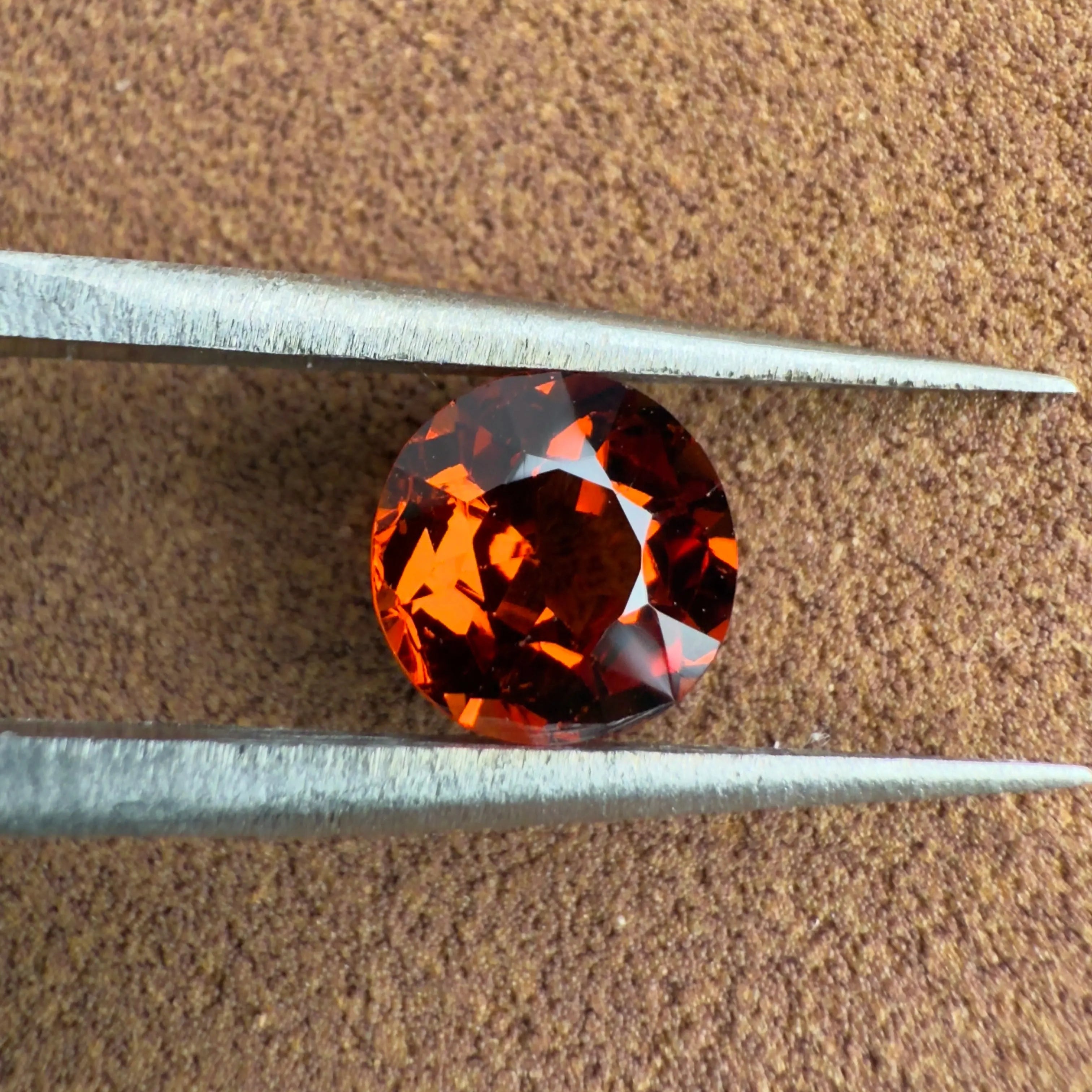 Grenat spessartite naturel 1.14 carat, couleur orange Fanta, non chauffé, taillé en rond. Pierre précieuse rare du Nigeria sélectionnée pour sa brillance.

Mael gems, négociant en pierre précieuses depuis 2021. Passionné et professionnel. Livraison offerte.
