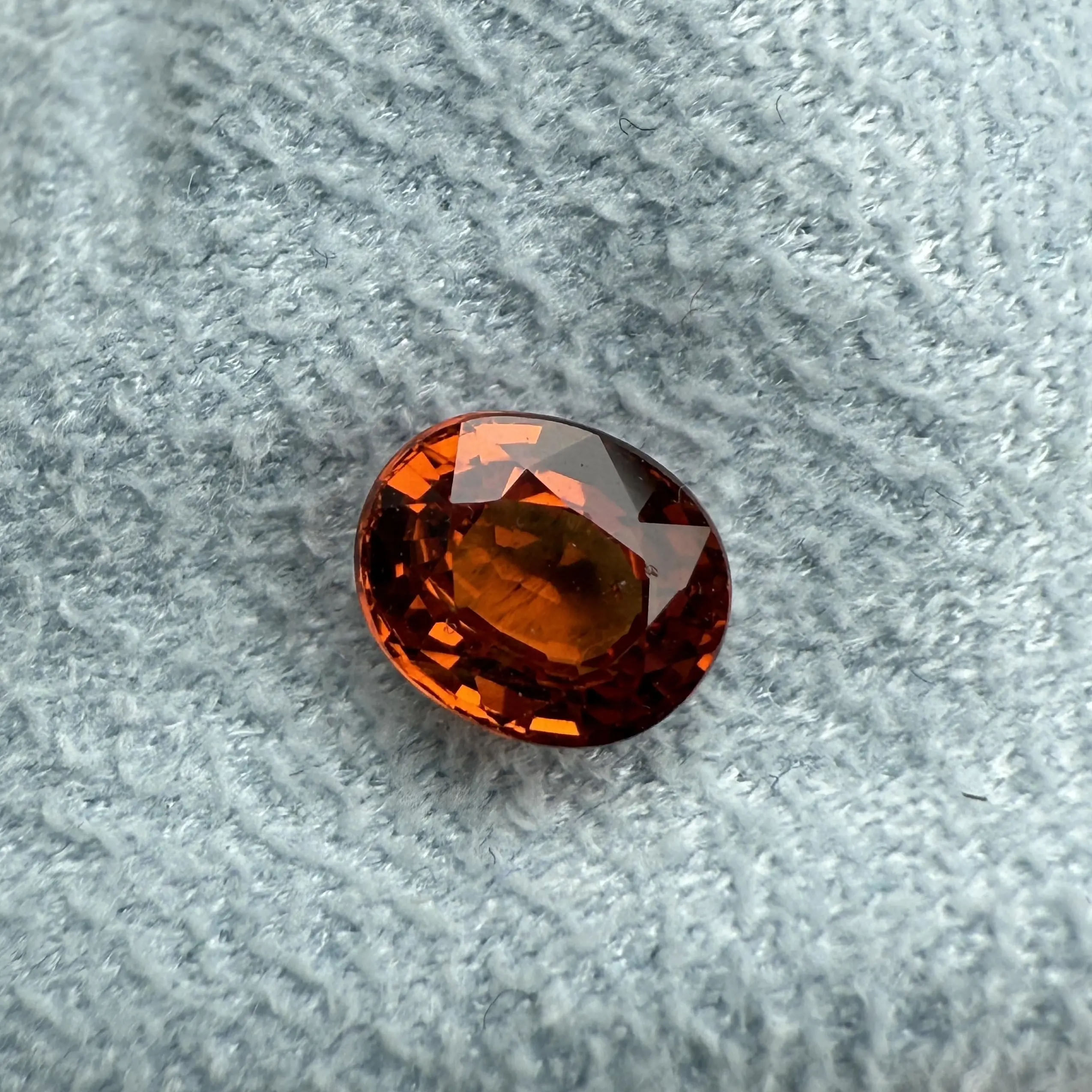 Grenat spessartite naturel 0.70 carat, couleur orange Fanta, non chauffé, origine Nigeria. Pierre précieuse brillante, taillée en rond.

Cette pierre précieuses vous est proposé par la maison Mael gems.