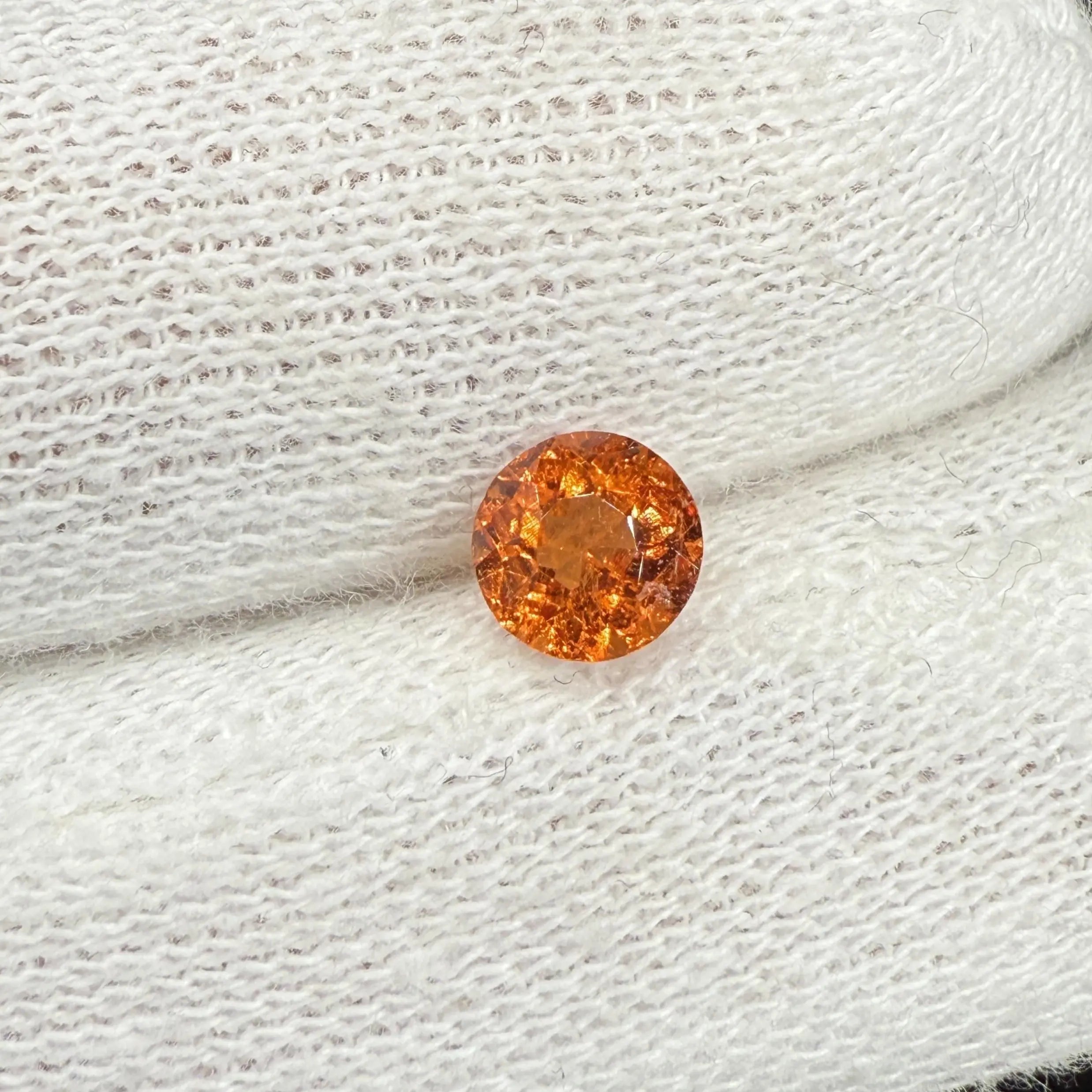 Grenat spessartite naturel 1.01 ct, vu de face. Couleur orange Fanta, non chauffé, origine Nigeria.
Pierre précieuses exceptionnelle proposé par Mael Gems. Livraison offerte et rapide. 4 ans d'expériences.