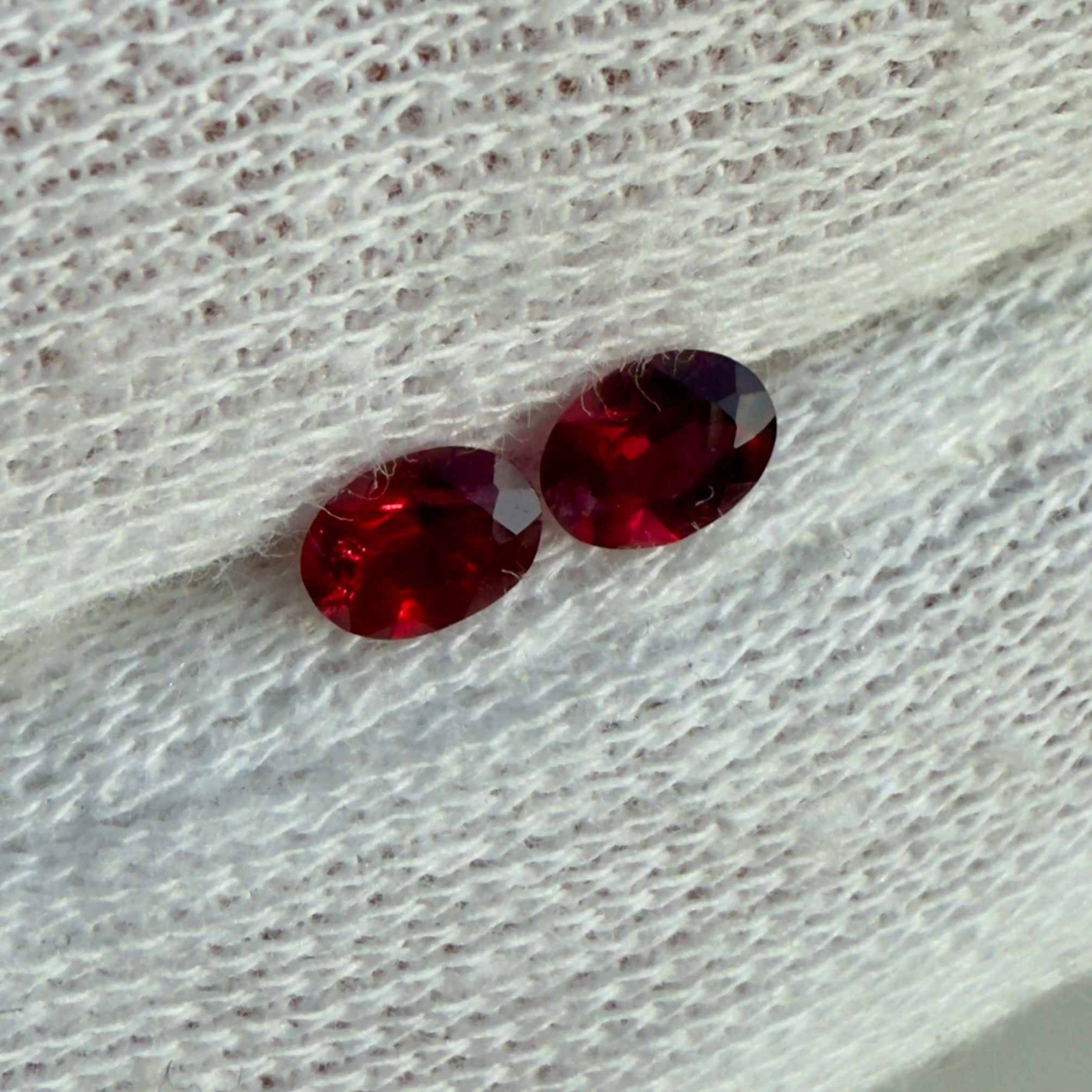 Paire de rubis naturels non chauffés, 0.66 ct total, rouge vif intense, origine Mozambique. Pierres précieuses parfaitement assorties.

La maison Mael vous propose des pierres précieuses d'exception. 