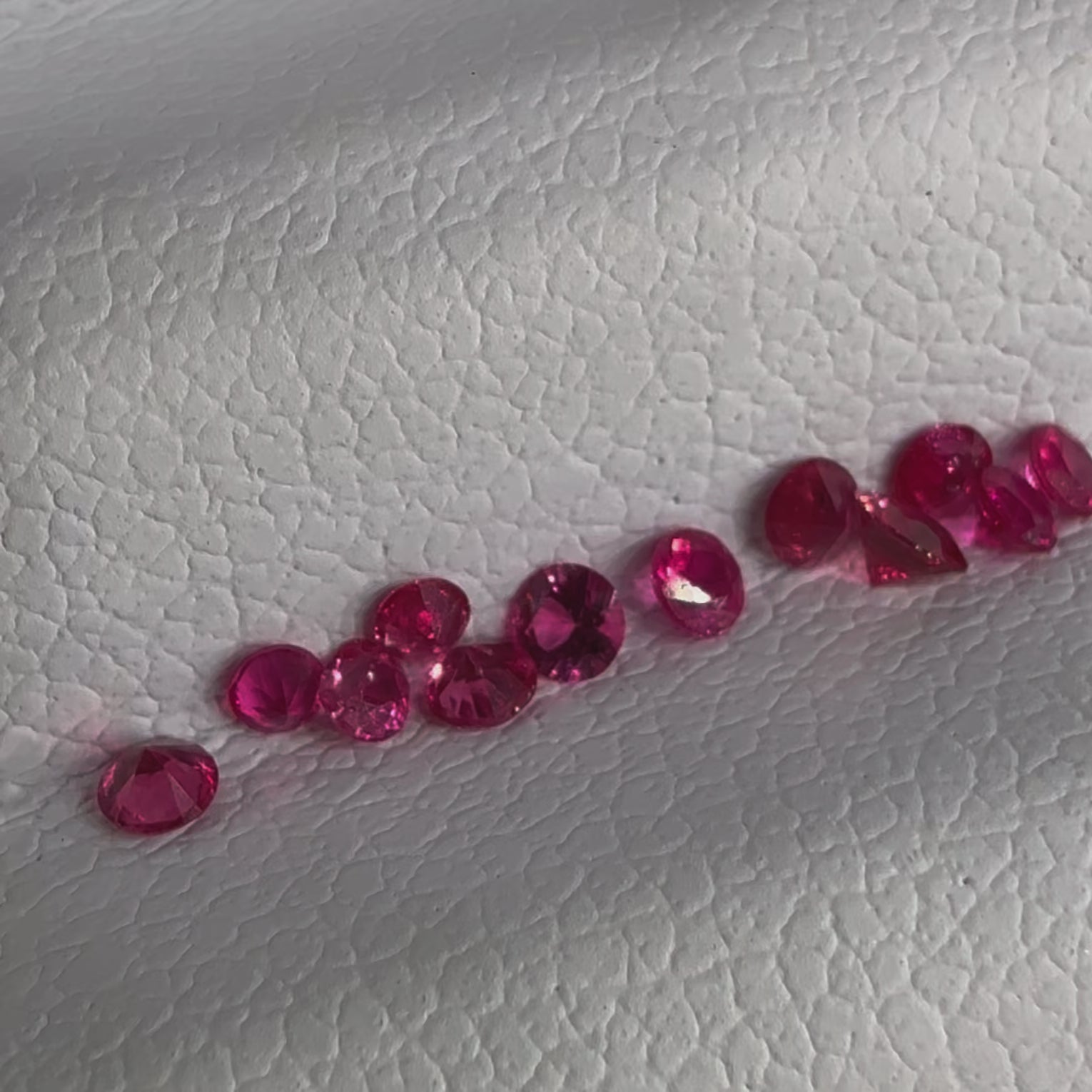 Vidéo d’un lot de rubis naturels Vivid Pink calibrés (1.5 à 2.1 mm), en provenance de Birmanie. Gemmes non chauffées pour joaillerie de précision.

Pierres précieuses