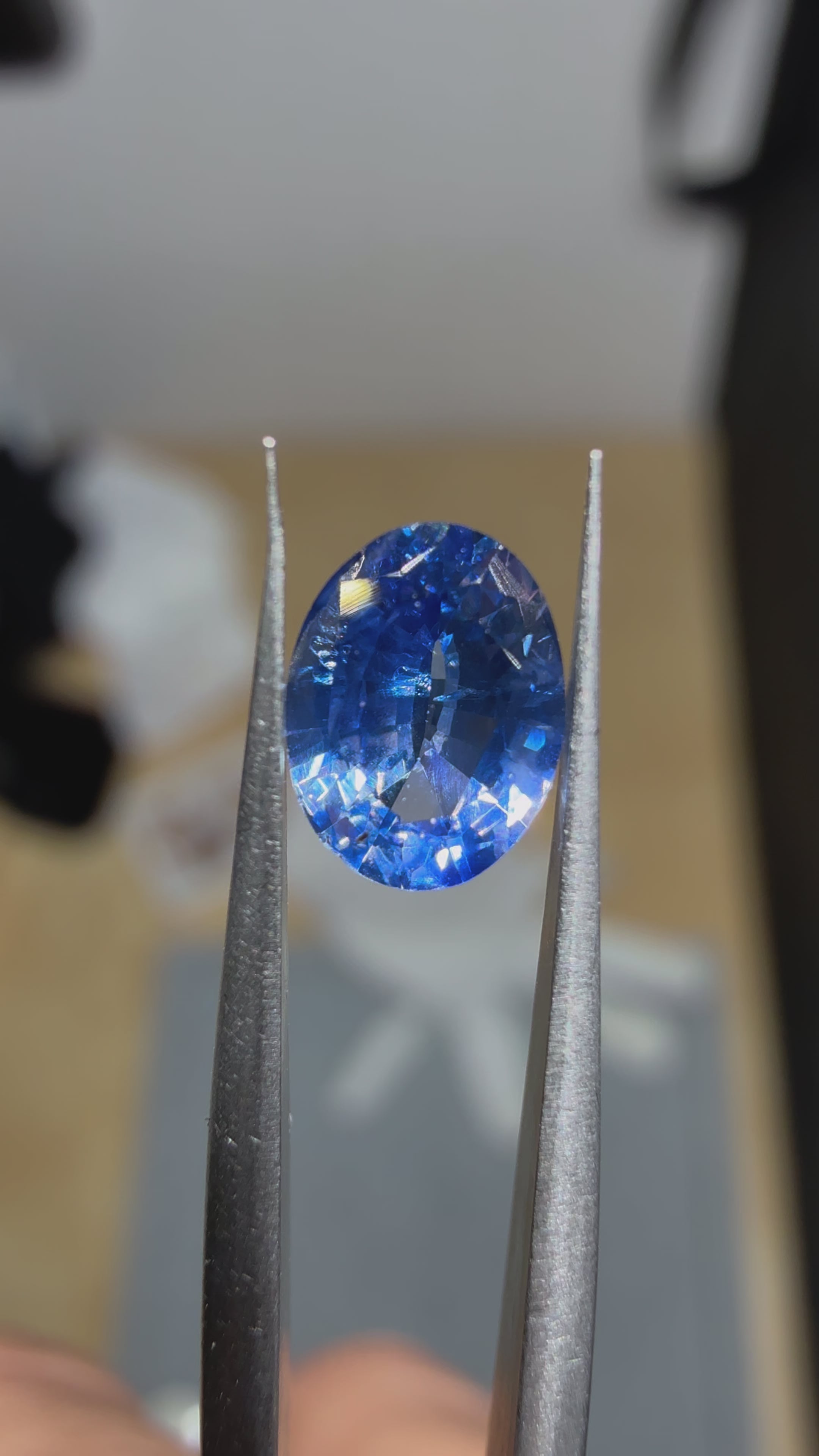 Vidéo d’un saphir de Ceylan naturel 0.70 carat, bleu profond, traité par chauffage, présenté sur fond neutre.

Une vidéo qui met en valeur ce saphir de ceylan, une pierre précieuse d'une qualité exceptionnelle.