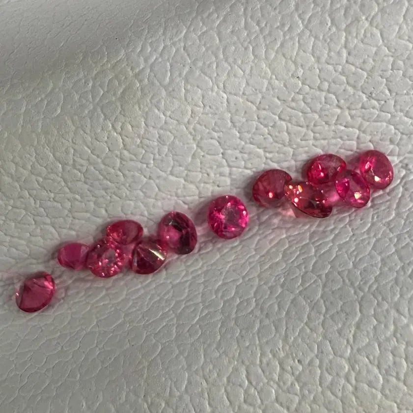 Rubis naturels calibrés, couleur Vivid Pink, tailles 1.5 mm à 2.1 mm, origine Birmanie. Pierres non chauffées pour joaillerie fine et pavage.



Pierres précieuses mael gems