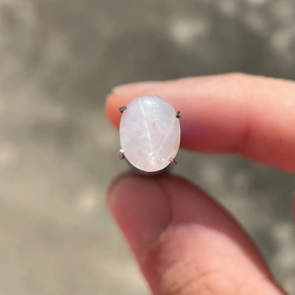 Saphir étoilé blanc naturel de 4.17 carats, non chauffé, provenance Sri Lanka, effet astérisme visible, pierre précieuse rare vendue avec certificat ALGT.

Pierre précieuse rare