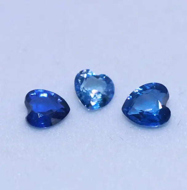 Saphir naturel bleu, forme cœur, non chauffé, origine Sri Lanka. Pierre précieuse taillée avec précision, vendue à la pièce.

Pierres précieuses avec une formes ahypique pour votre femme ou l'être aimé ! Un saphir en forme de coeur d'une qualité exceptionnelle. Disponible chez Mael Gems parmis notre collection de pierres précieuses.