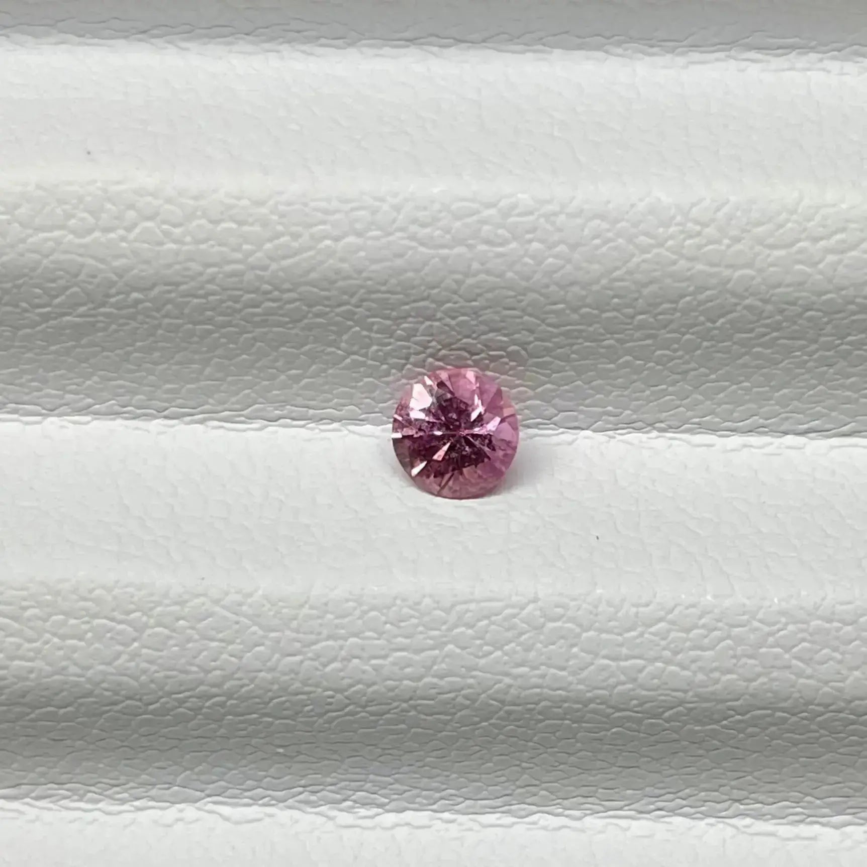 Saphir Padparadscha naturel de 0.25 carat, couleur orange/rose pastel, forme ronde, non chauffé, origine Sri Lanka.

Pierres précieuses rare naturelle et éthique