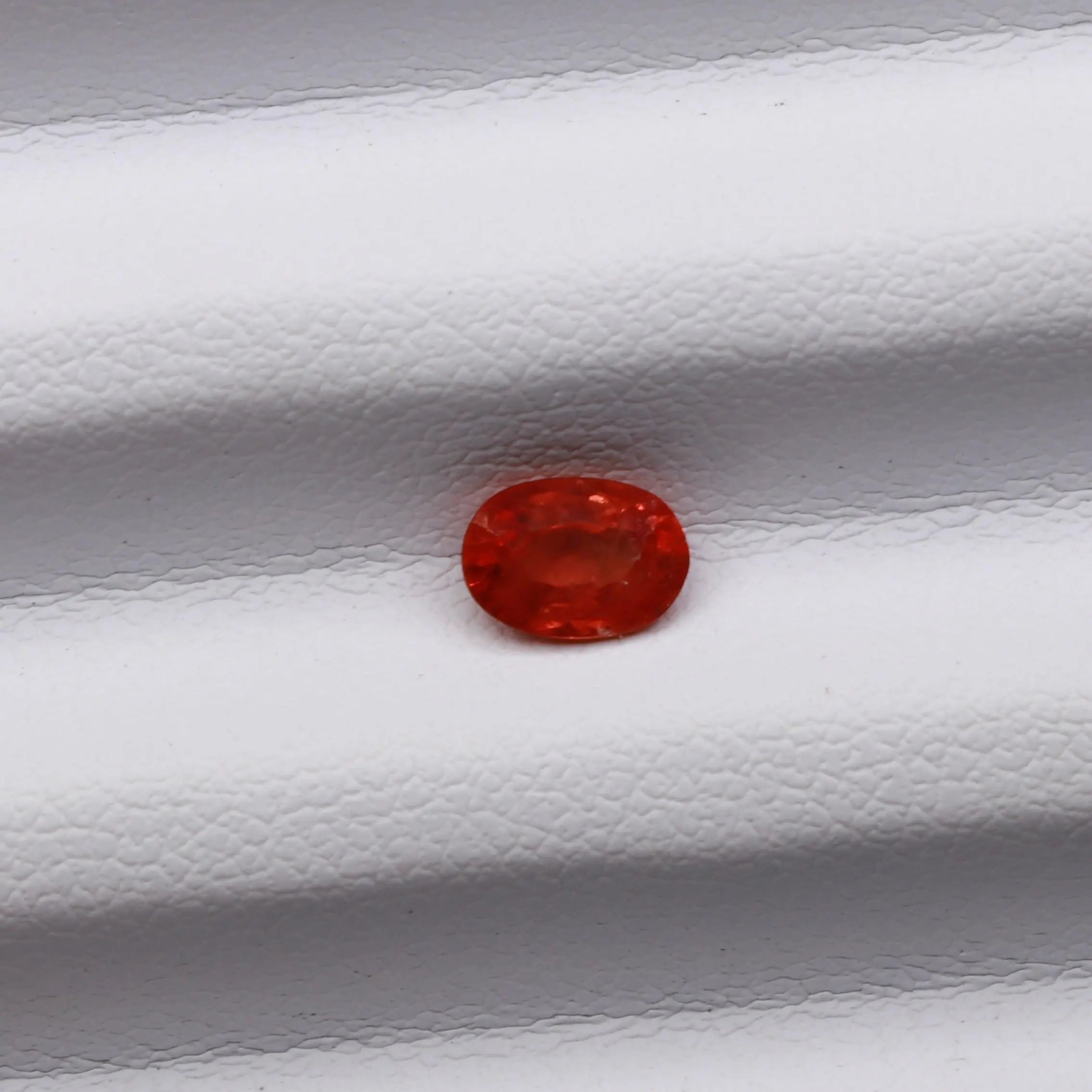 Saphir Padparadscha naturel 0.65 carat, non chauffé, forme ovale, couleur vivid orange/rouge, origine Sri Lanka.

Pierre précieuse unique disponible en exclusivité chez Male gems.