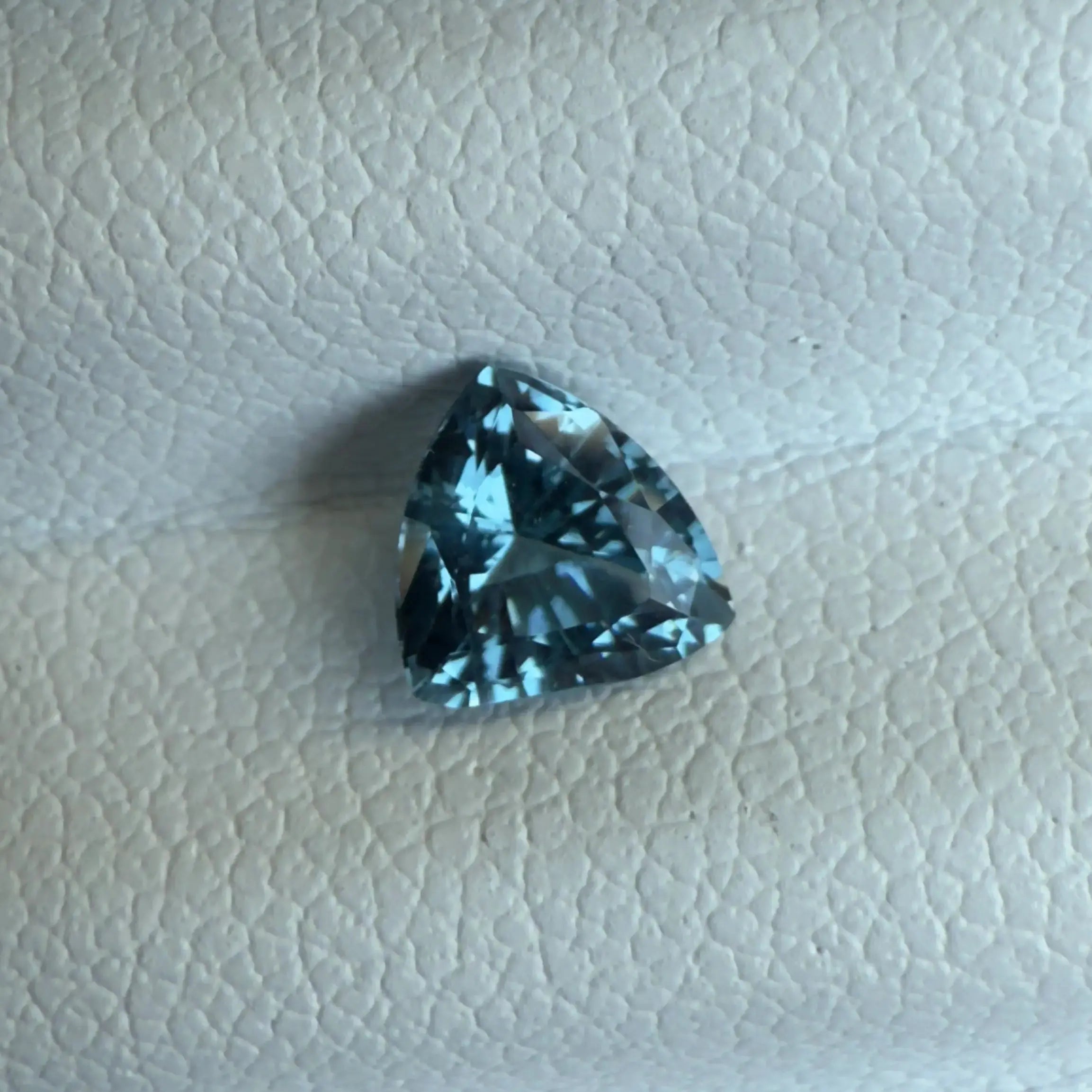 Spinelle naturel bleu 0.73 ct, forme trillion, non chauffé, origine Birmanie. Pierre précieuse rare, idéale pour collection ou joaillerie.

Pierres précieuses d'exception de chez Mael Gems. Une référence dans le domaine. Votre négociant en pierres précieuses. 