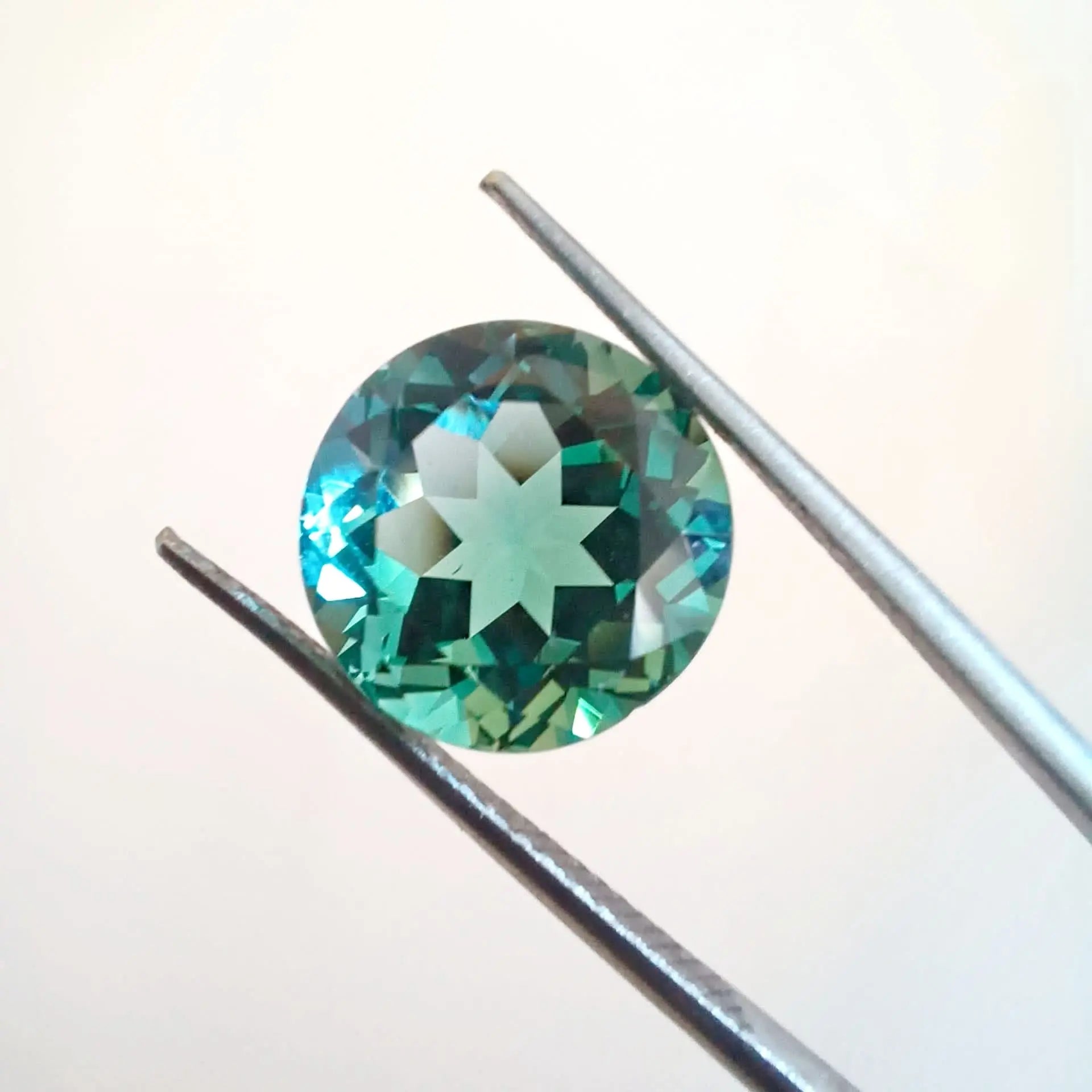 Tourmaline naturelle bleu-verte 7.50 ct, Eyes Clean, non chauffée, taille ronde, origine Madagascar.

Pierre précieuse eyes clean et loupe clean, en exclusivité chez Male Gems. Une pierre d'investissement.
