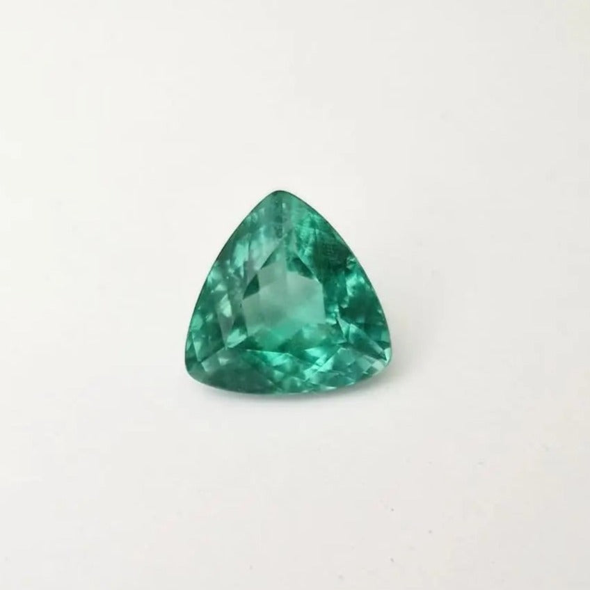 Tourmaline bleu-verte naturelle de 8.60 carats, taille trillion, non chauffée, d’origine Madagascar. Pierre précieuse d’exception, Loupe Clean, idéale pour collection ou joaillerie haut de gamme.

Pierres précieuses d'investissements exceptionnelle. Disponible dans notre collection exclusive sur notre site mael gems.
