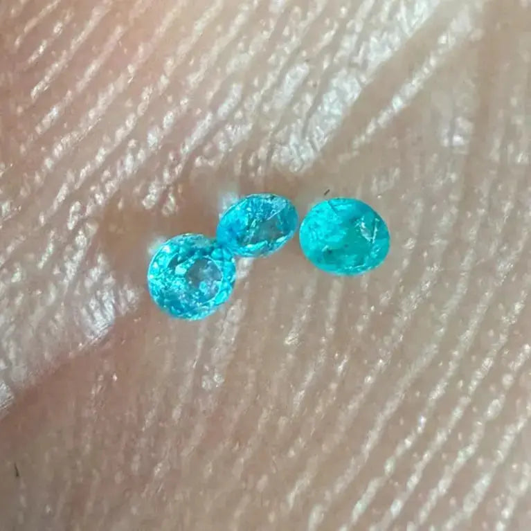 Tourmalines Paraïba naturelles 1 mm à 1.4 mm, origine Brésil, mines de São José da Batalha. Pierres bleu néon calibrées pour pavage.

Pierres précieuses tourmaline Paraíba. Qu'est ce qu'une tourmaline paraiba ?